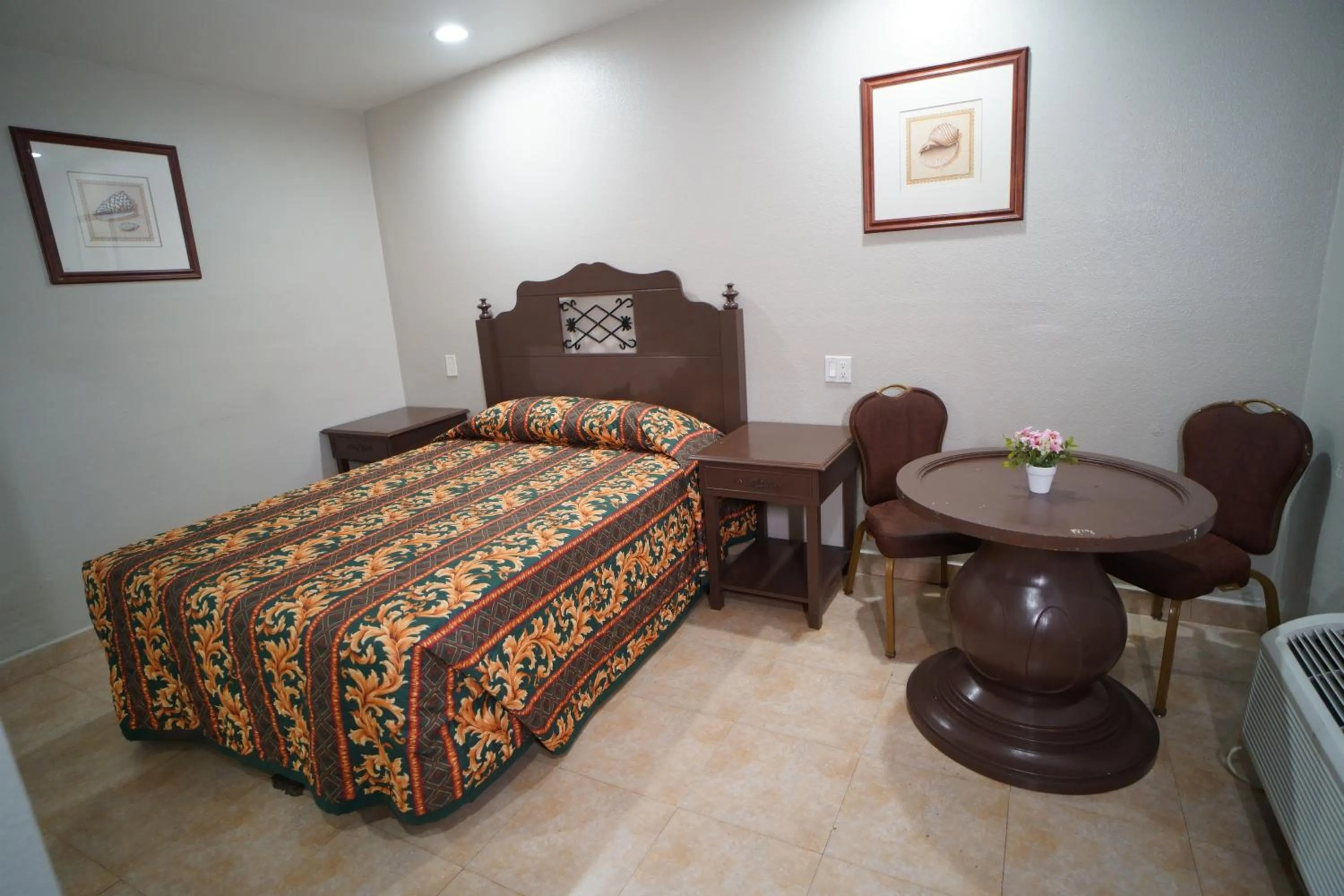 Bed in The Fly Inn Motel