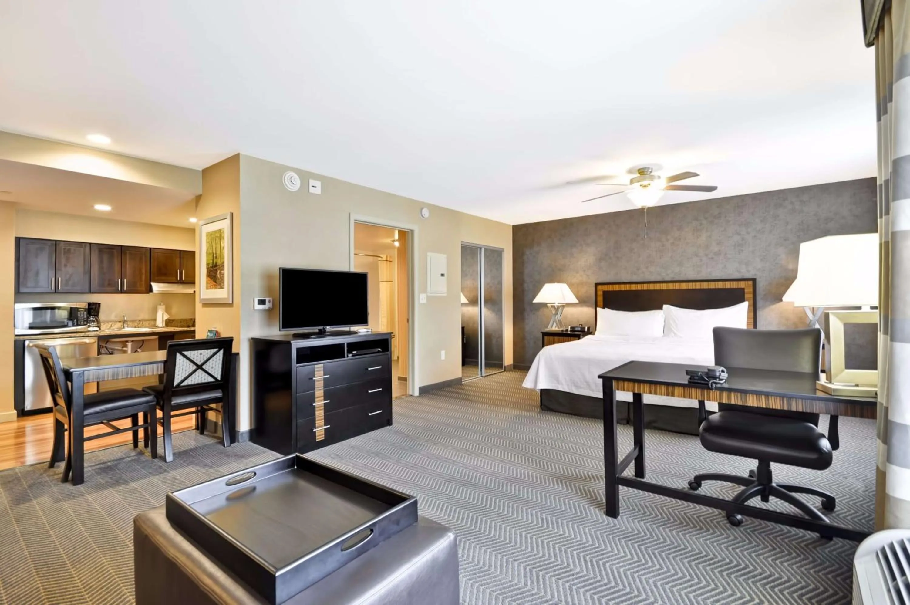 Kitchen or kitchenette, Bed in Homewood Suites by Hilton Hartford / Southington CT