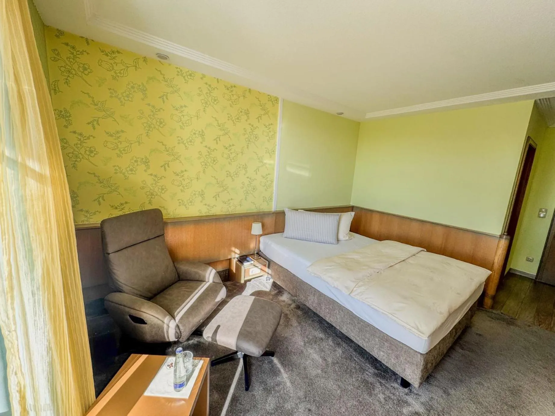 Photo of the whole room, Bed in Flair Hotel Zum Schwarzen Reiter