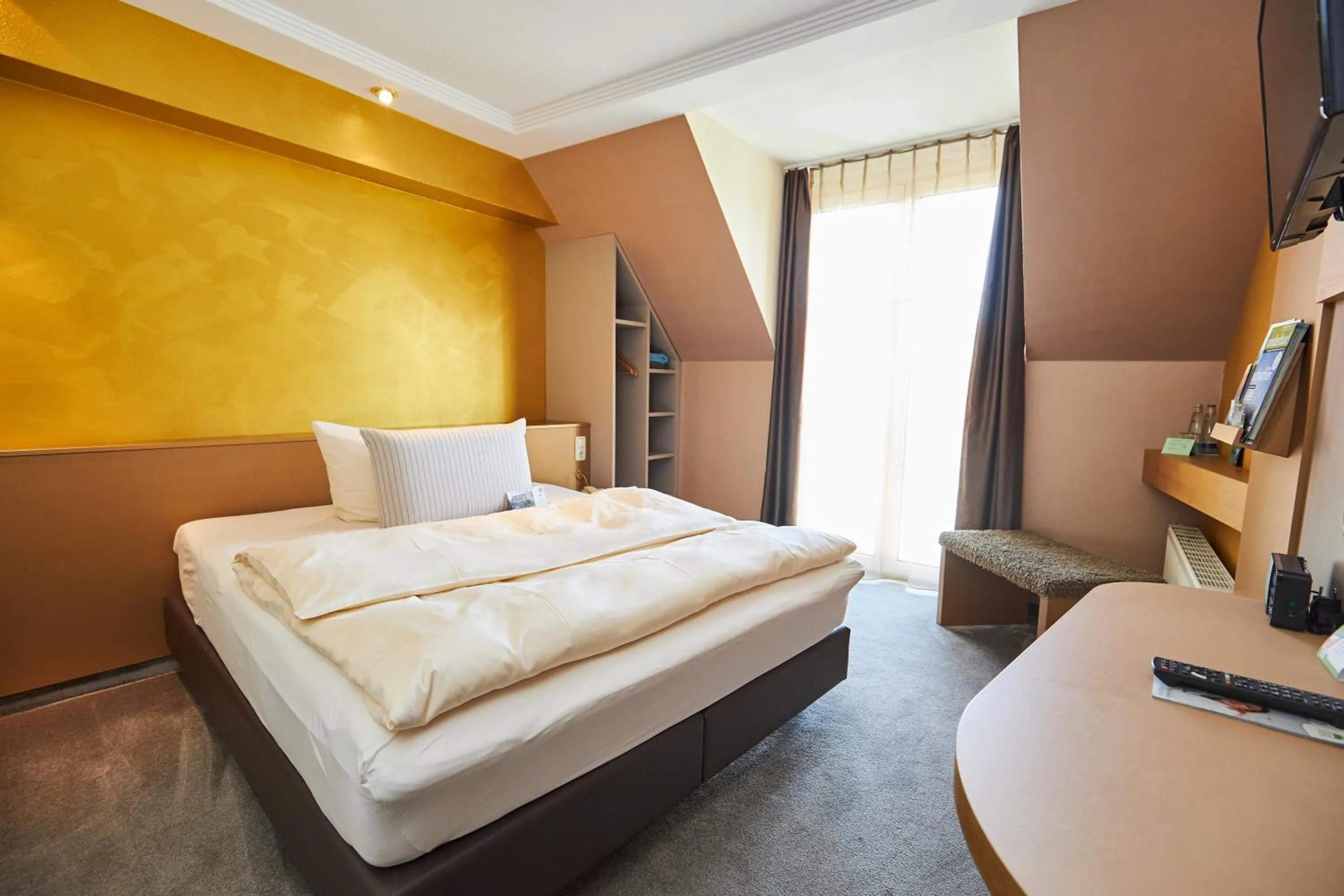 Photo of the whole room, Bed in Flair Hotel Zum Schwarzen Reiter
