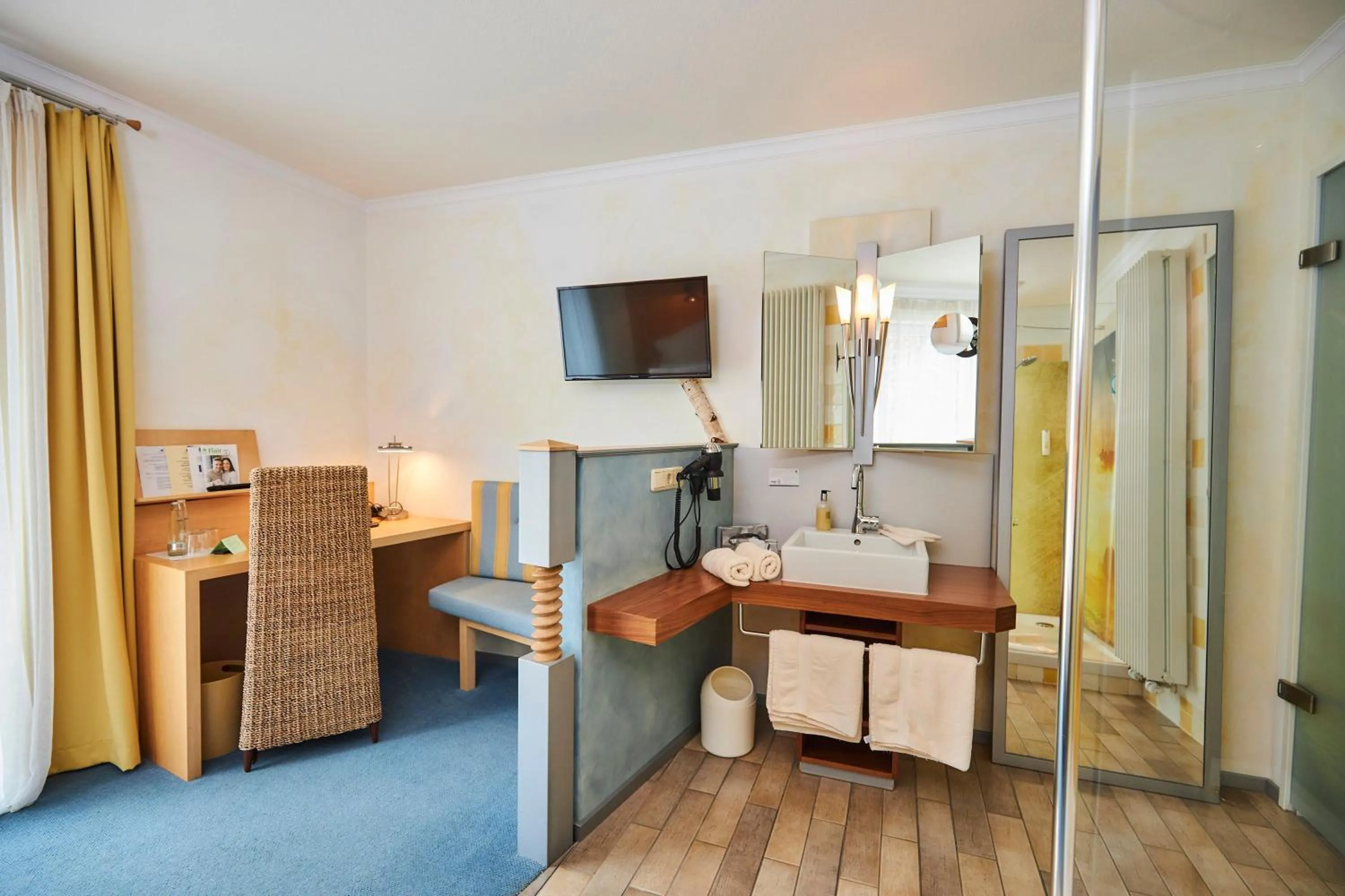 Photo of the whole room, Bed in Flair Hotel Zum Schwarzen Reiter