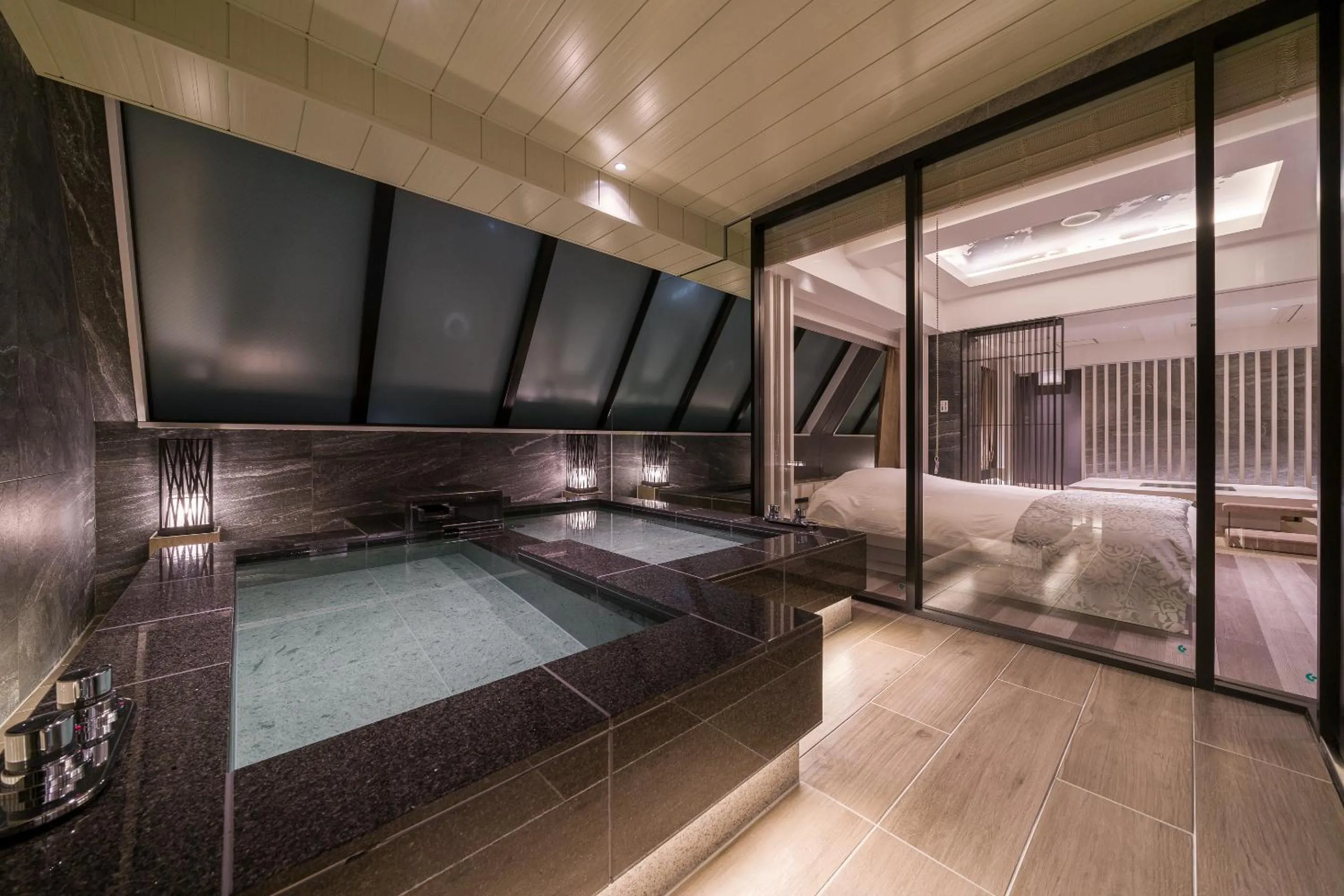 Bathroom, Bed in Hotel Karuta Akasaka -Adult only-