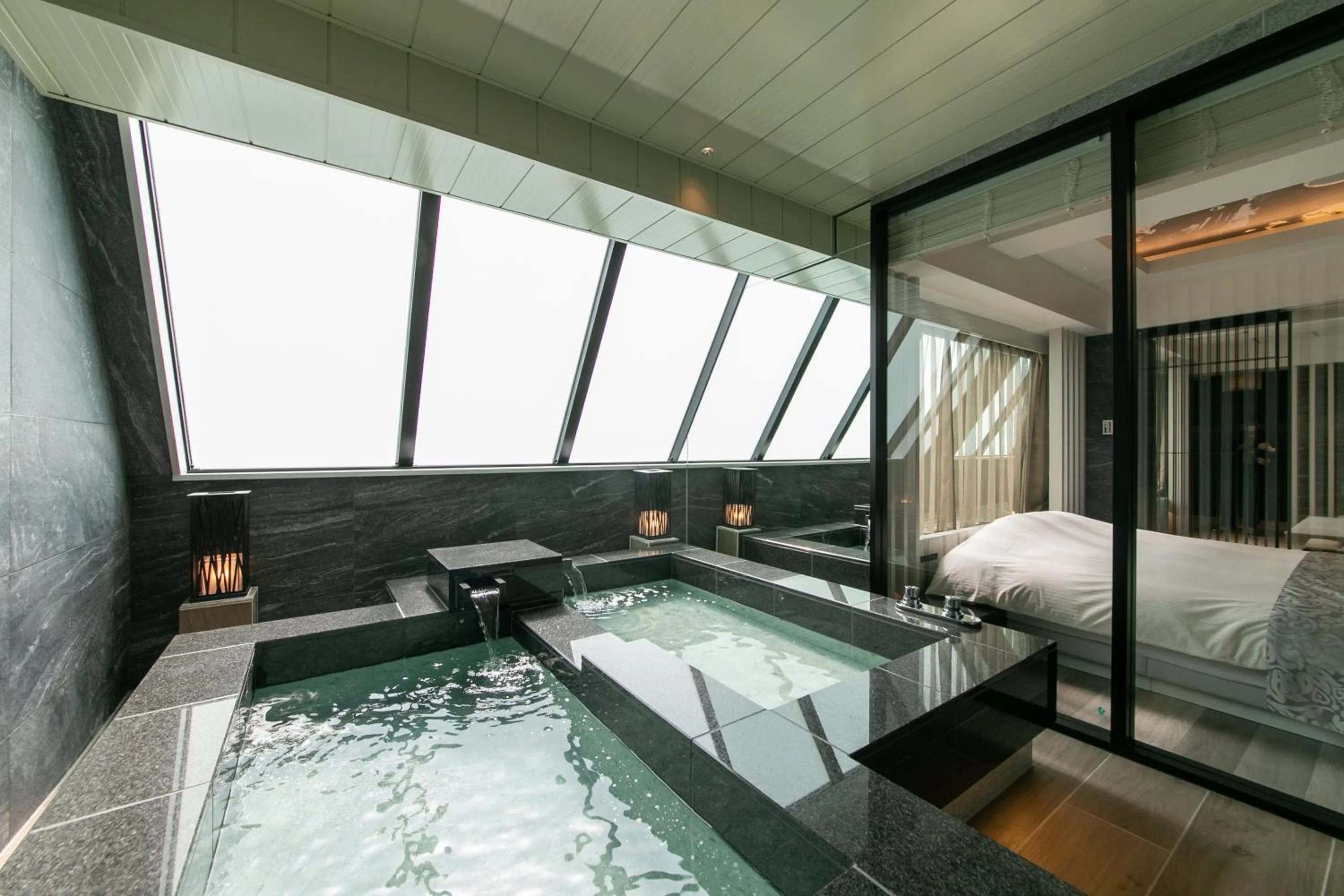 Bathroom, Bed in Hotel Karuta Akasaka -Adult only-