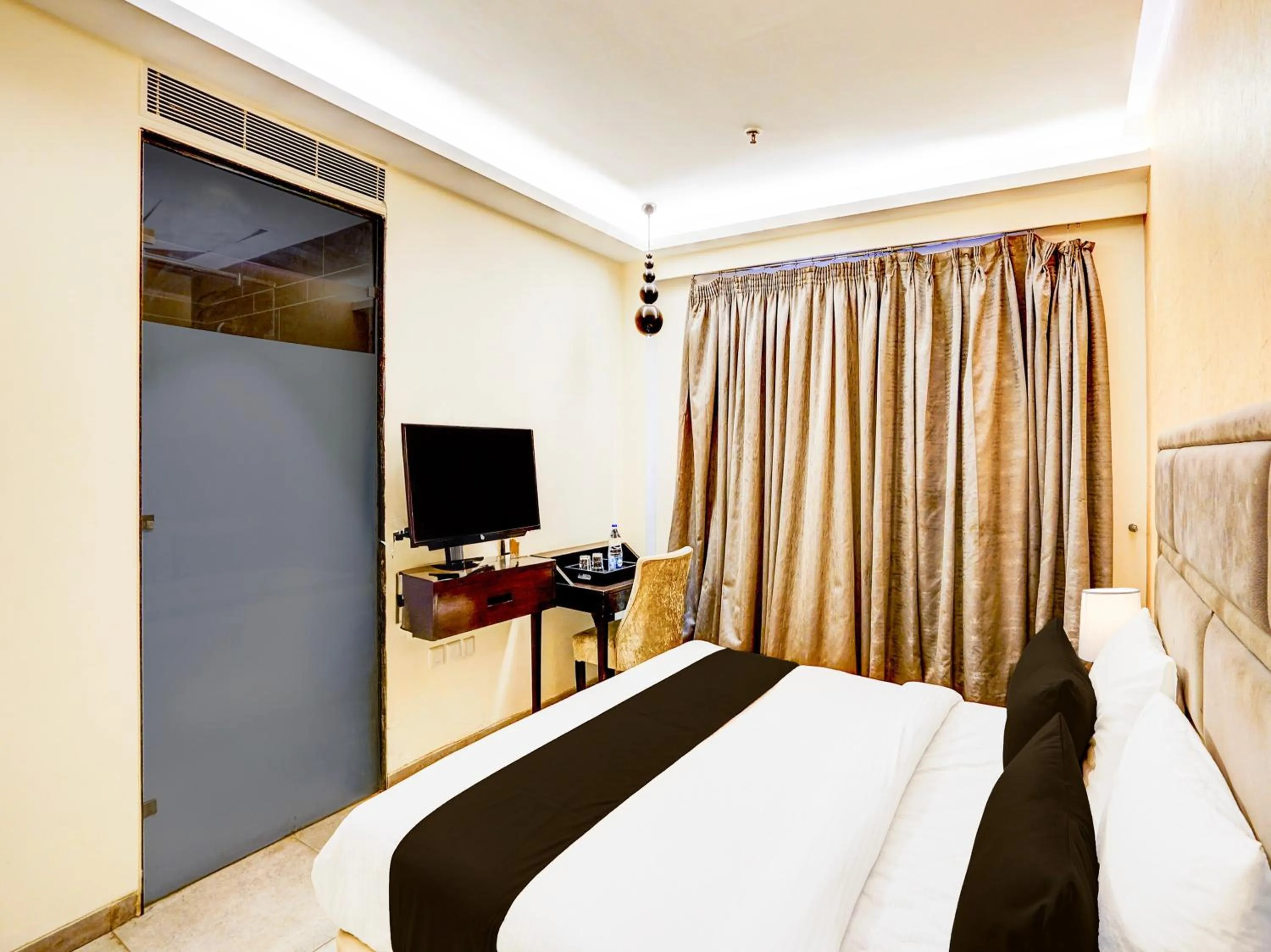 Bedroom, Bed in Townhouse Pitampura West Enclave