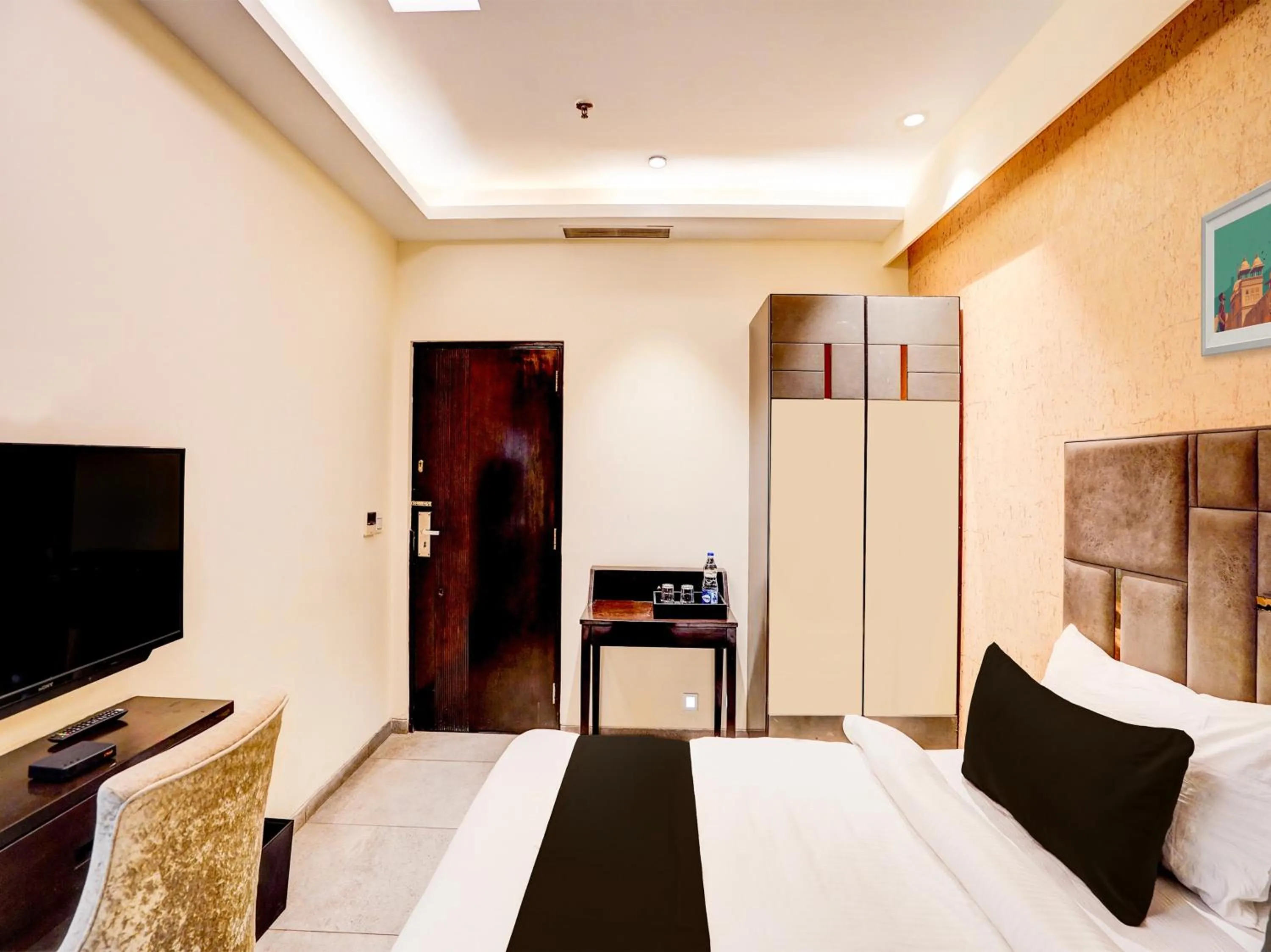 Bedroom, Bed in Townhouse Pitampura West Enclave
