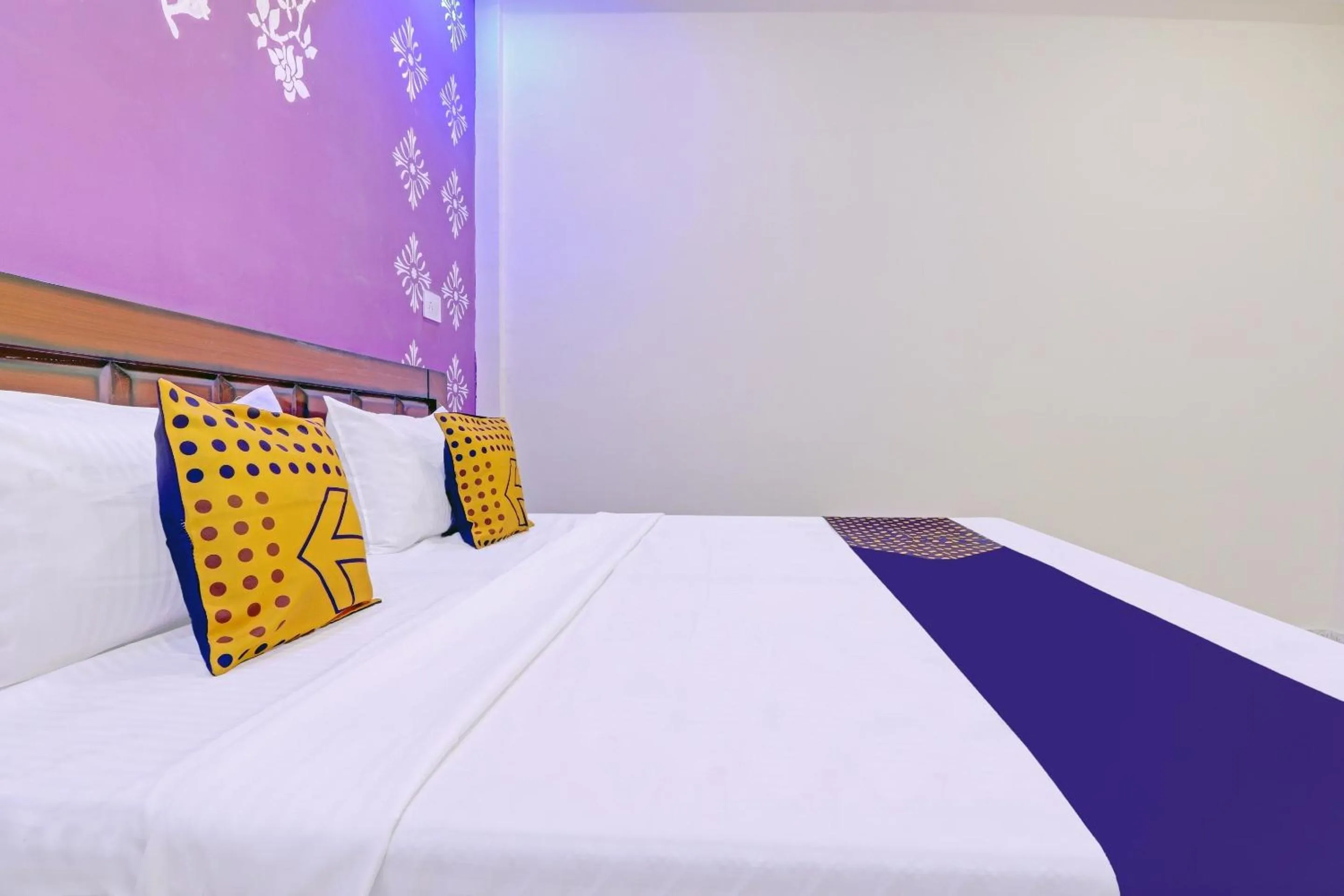 Facade/entrance, Bed in Hotel O Redison inn