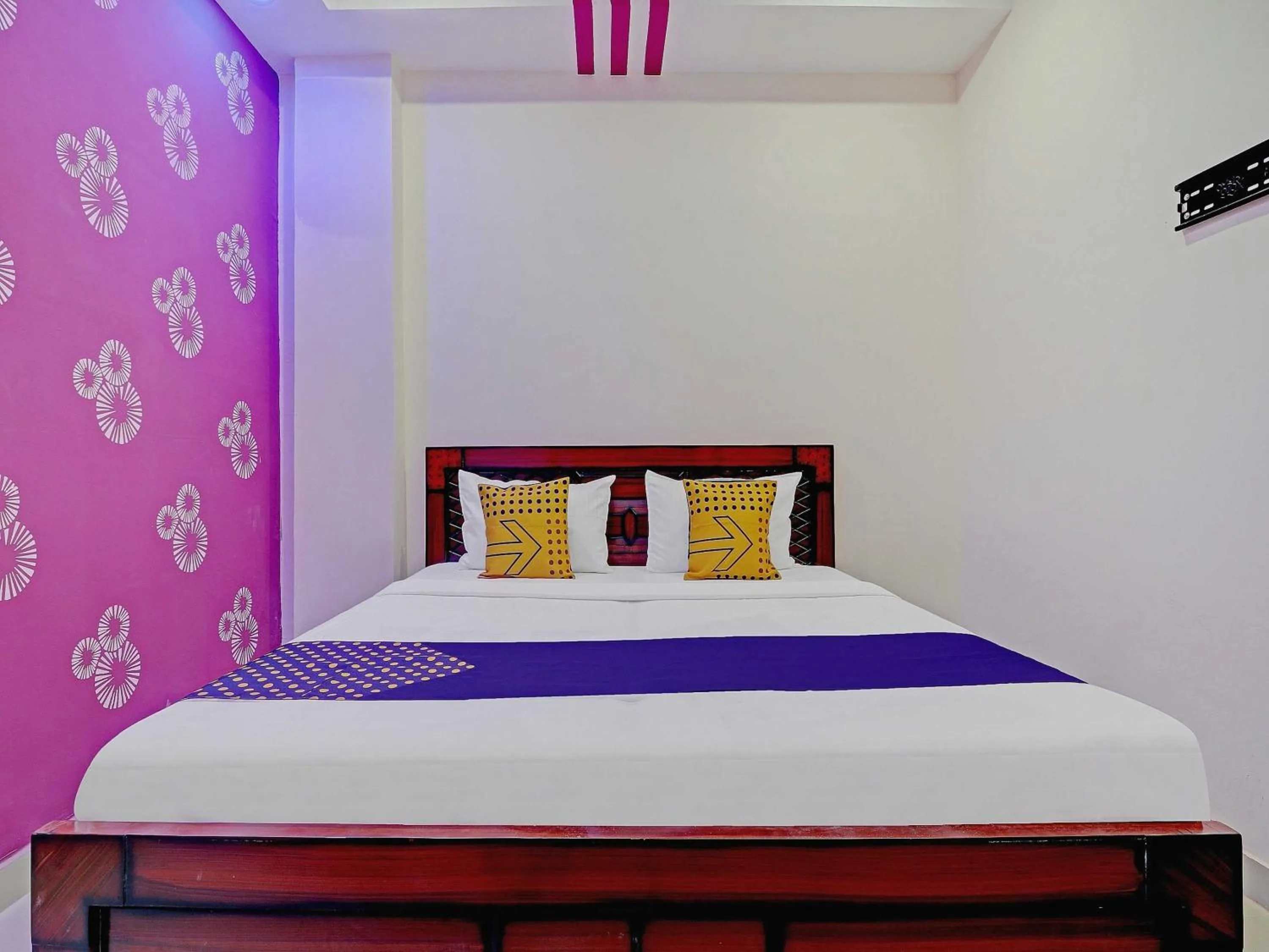 Bedroom, Bed in Hotel O Redison inn