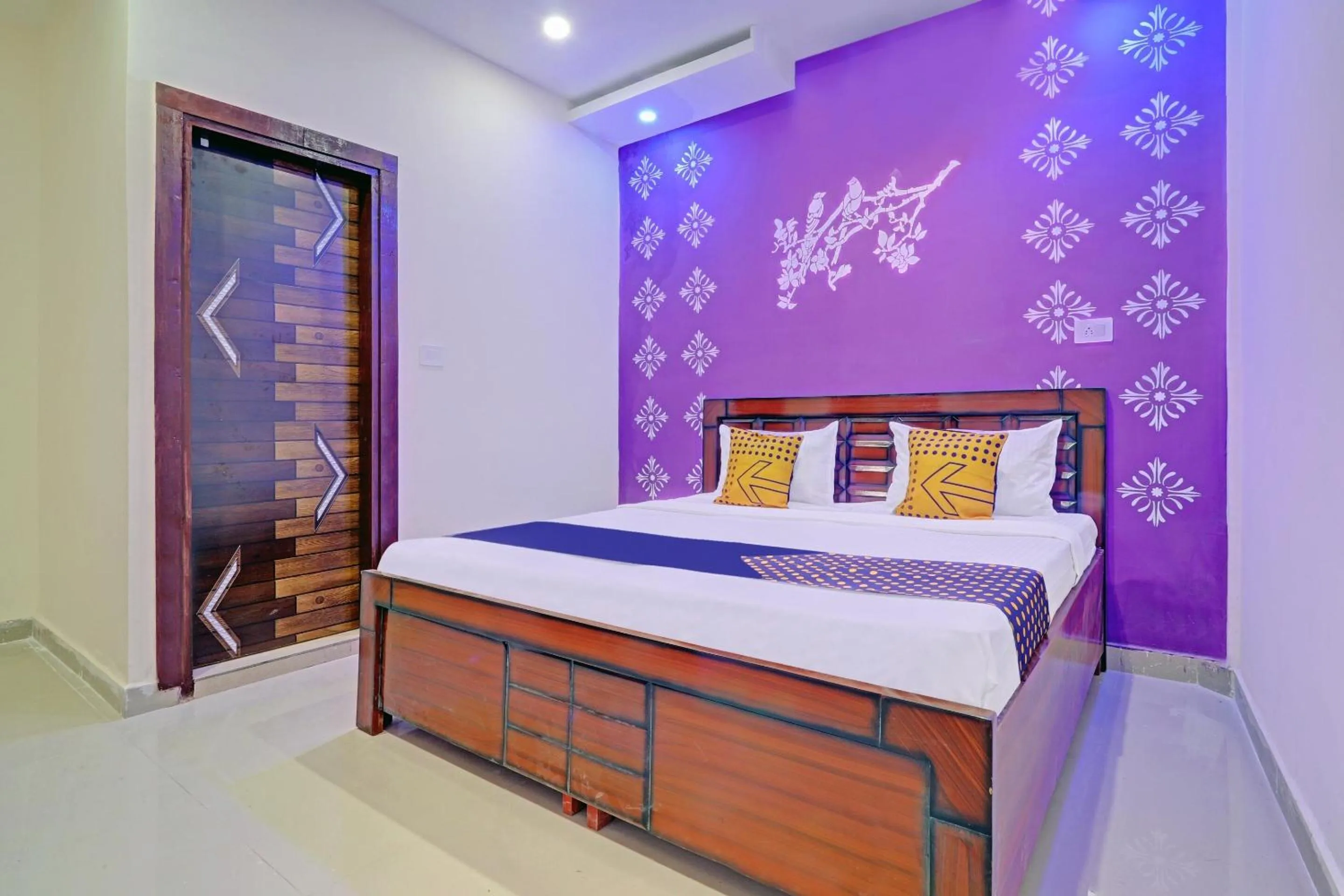 Bedroom, Bed in Hotel O Redison inn