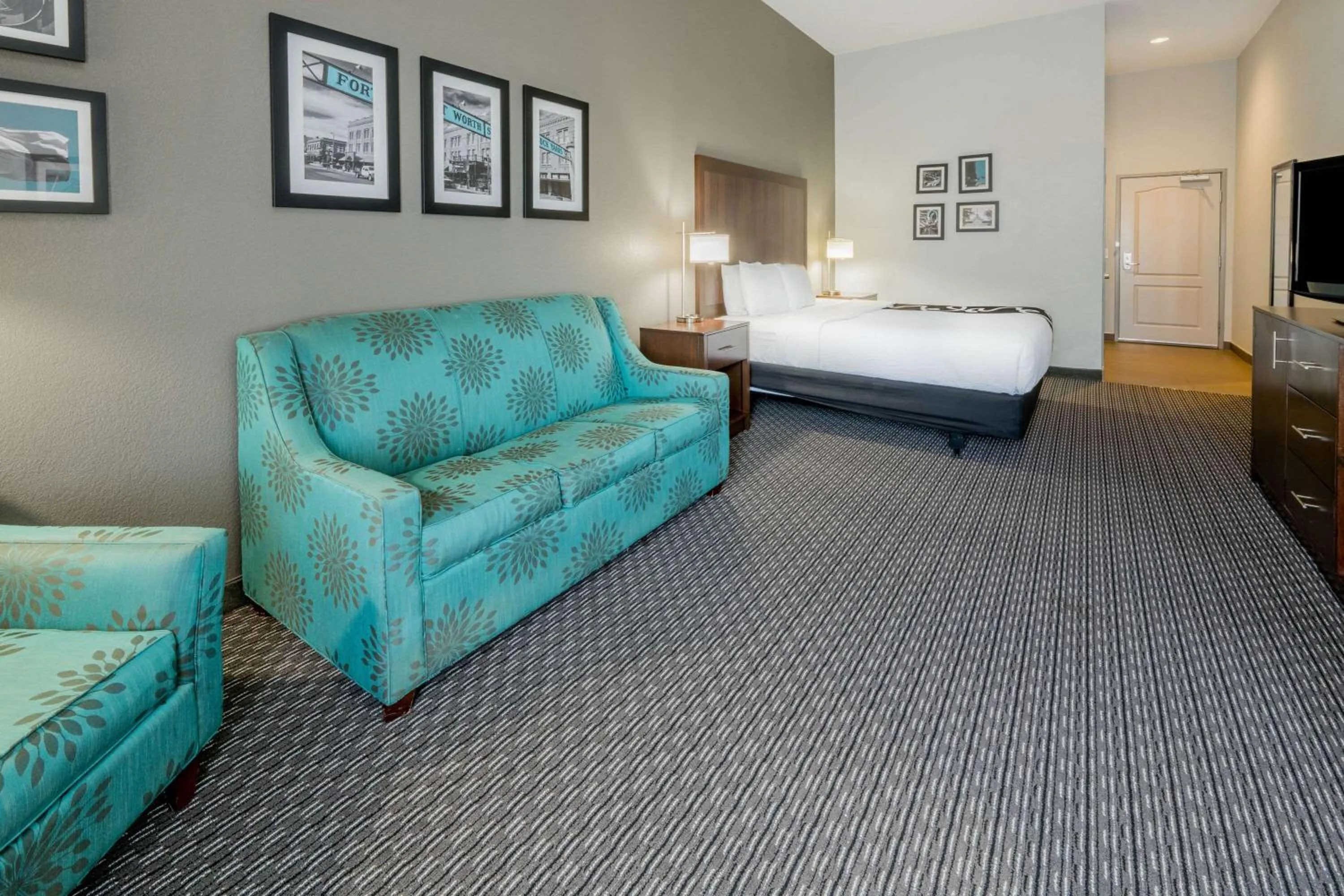 Bed in La Quinta Inn & Suites by Wyndham Fort Worth Arlington West