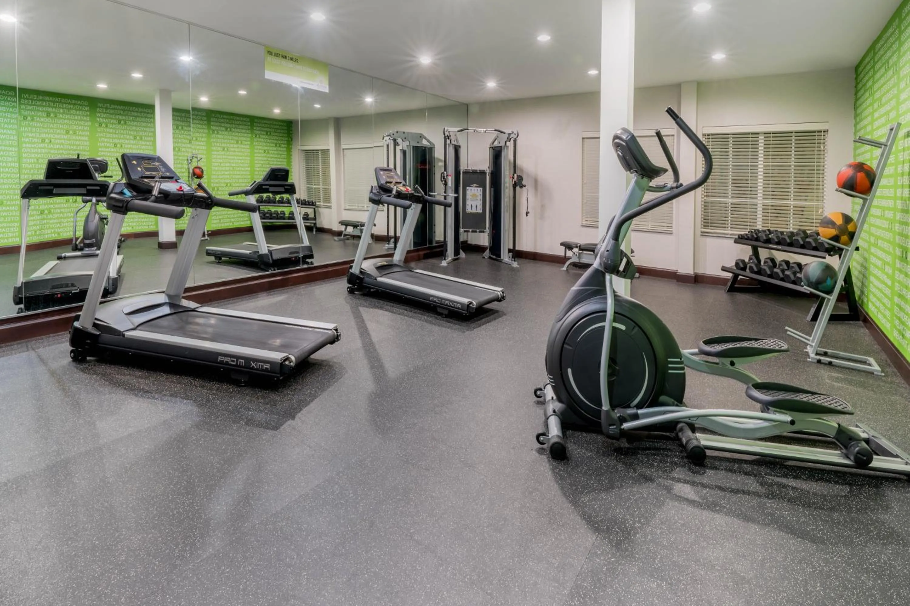 Fitness centre/facilities in La Quinta Inn & Suites by Wyndham Fort Worth Arlington West
