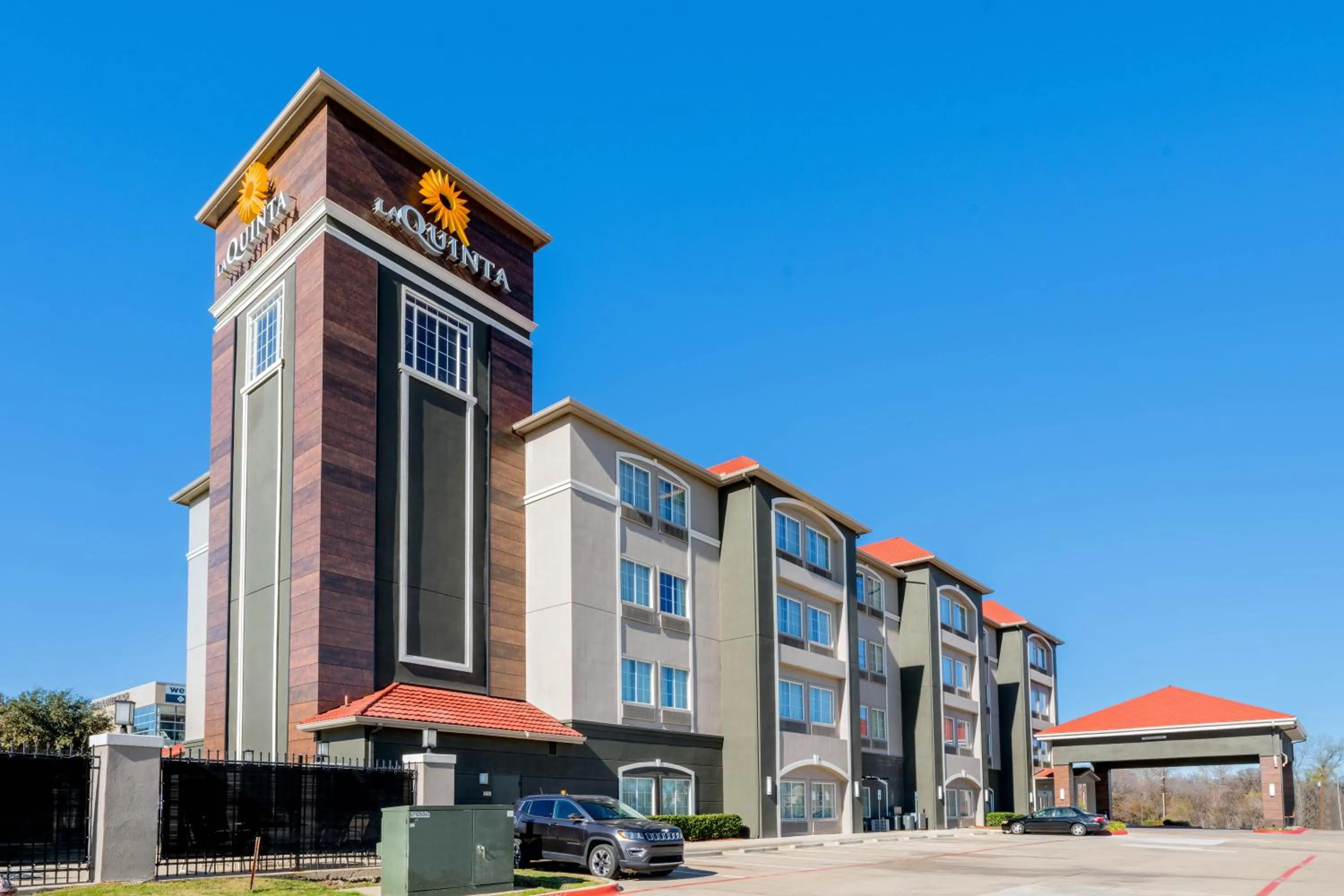 Property building in La Quinta Inn & Suites by Wyndham Fort Worth Arlington West