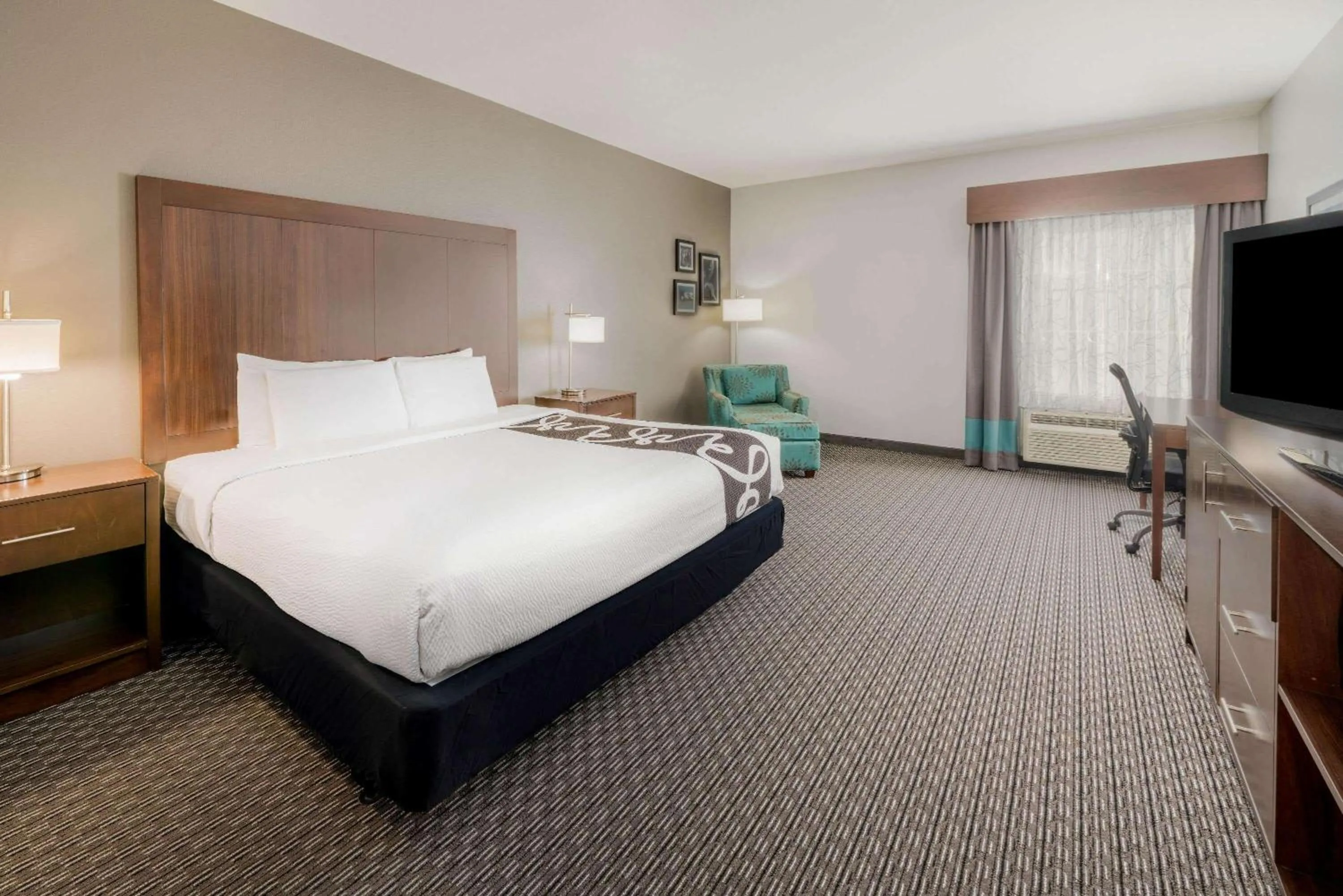 Photo of the whole room, Bed in La Quinta Inn & Suites by Wyndham Fort Worth Arlington West