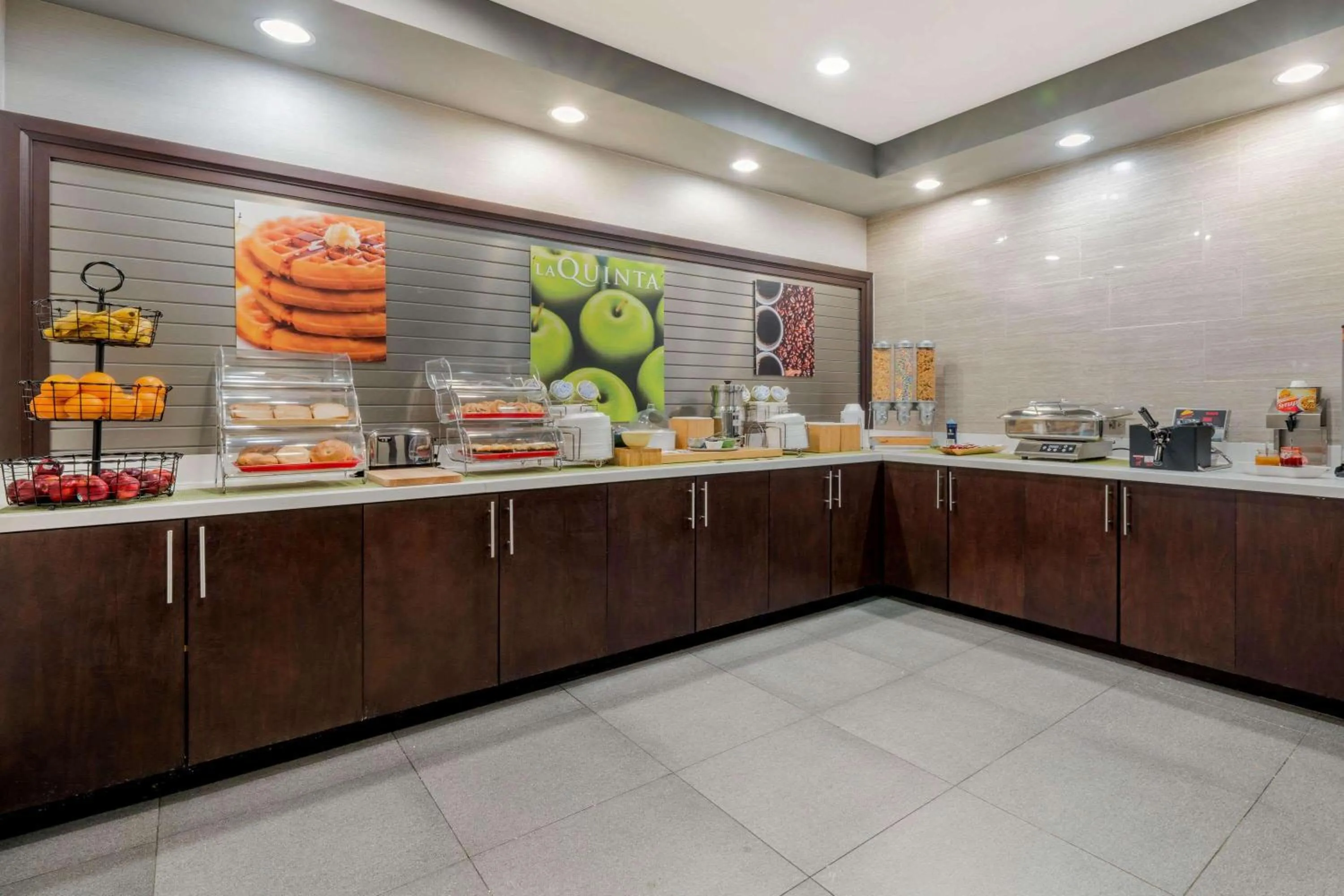 Restaurant/places to eat in La Quinta Inn & Suites by Wyndham Fort Worth Arlington West