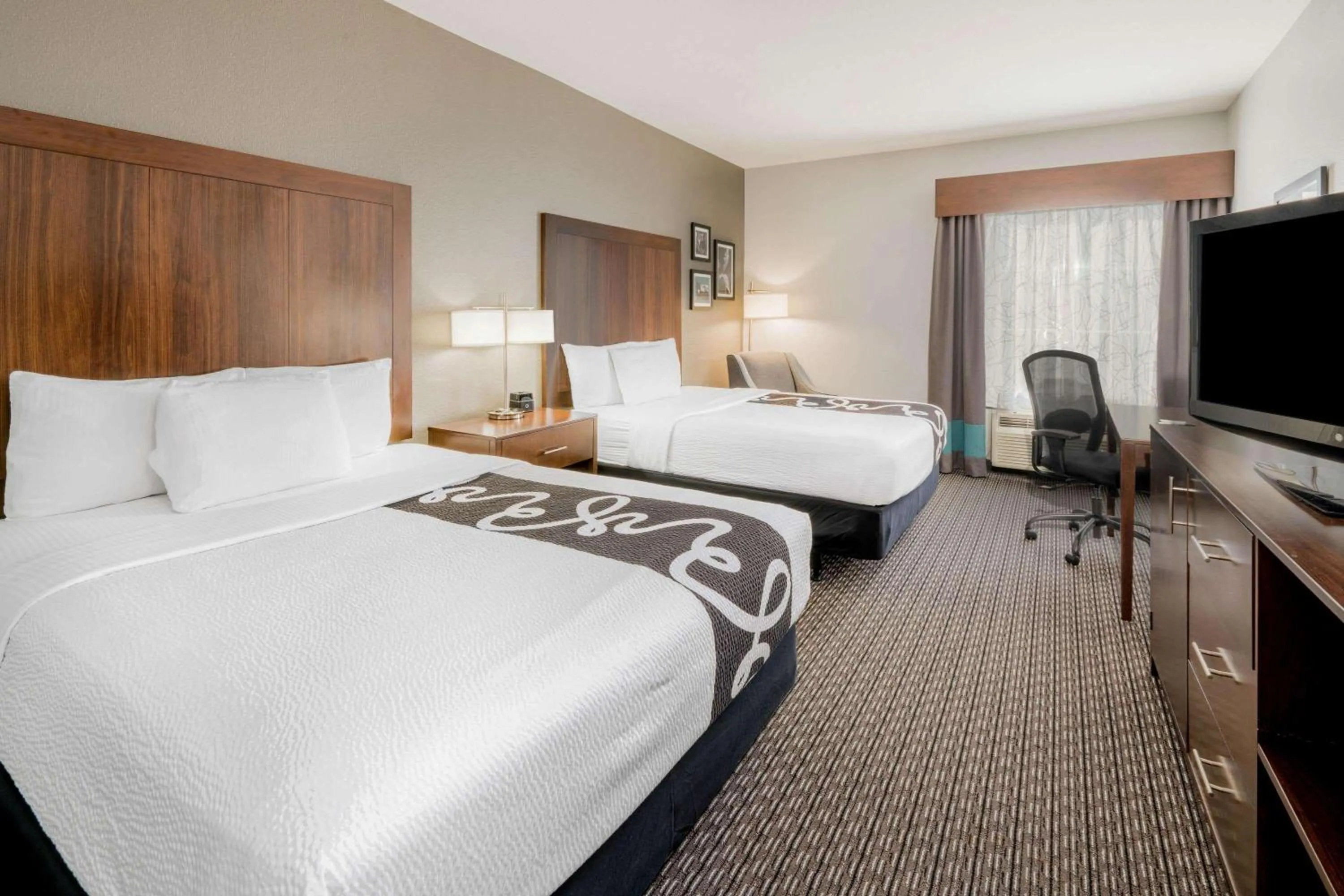 Photo of the whole room, Bed in La Quinta Inn & Suites by Wyndham Fort Worth Arlington West