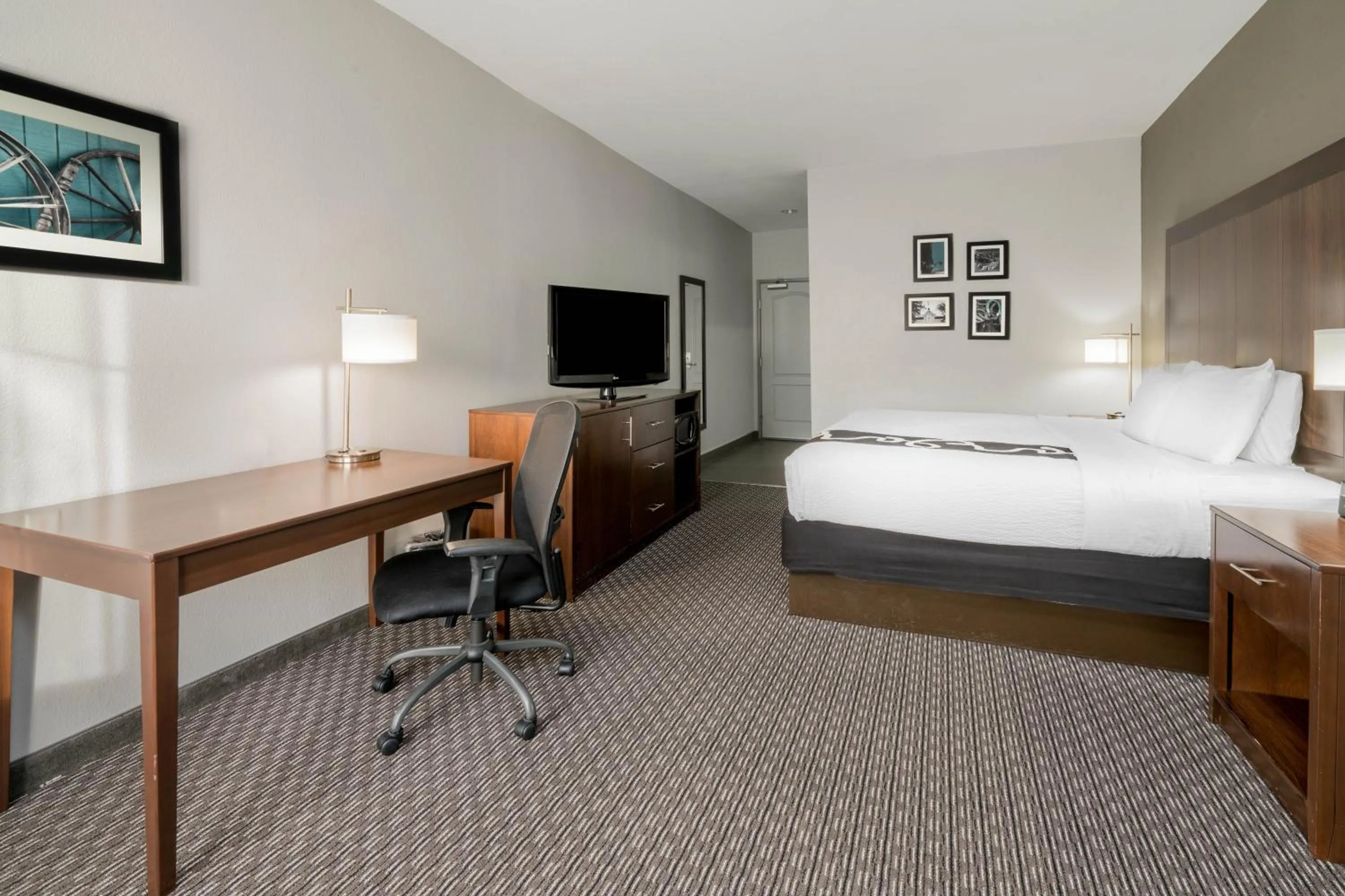 Bed in La Quinta Inn & Suites by Wyndham Fort Worth Arlington West