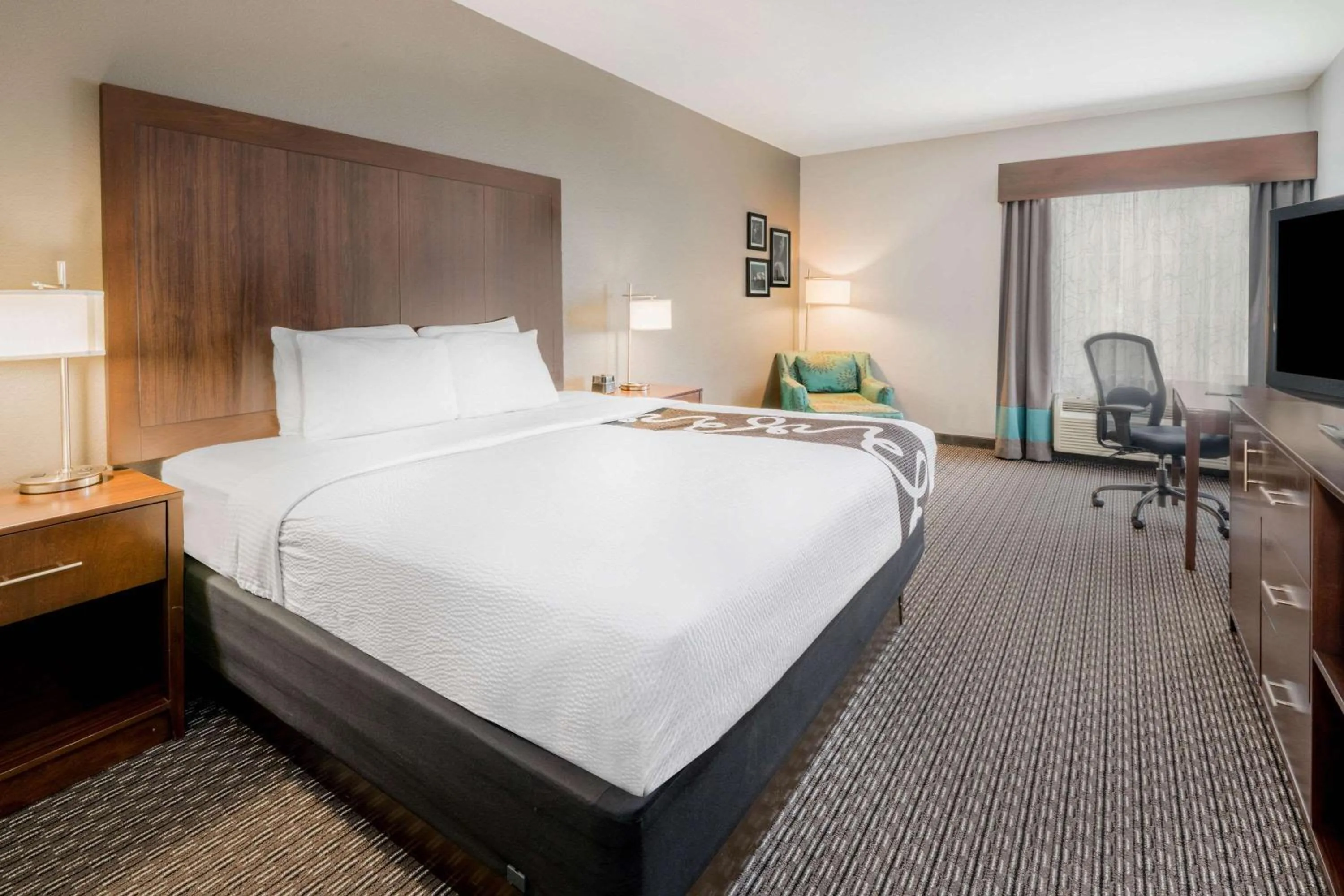 Bed in La Quinta Inn & Suites by Wyndham Fort Worth Arlington West