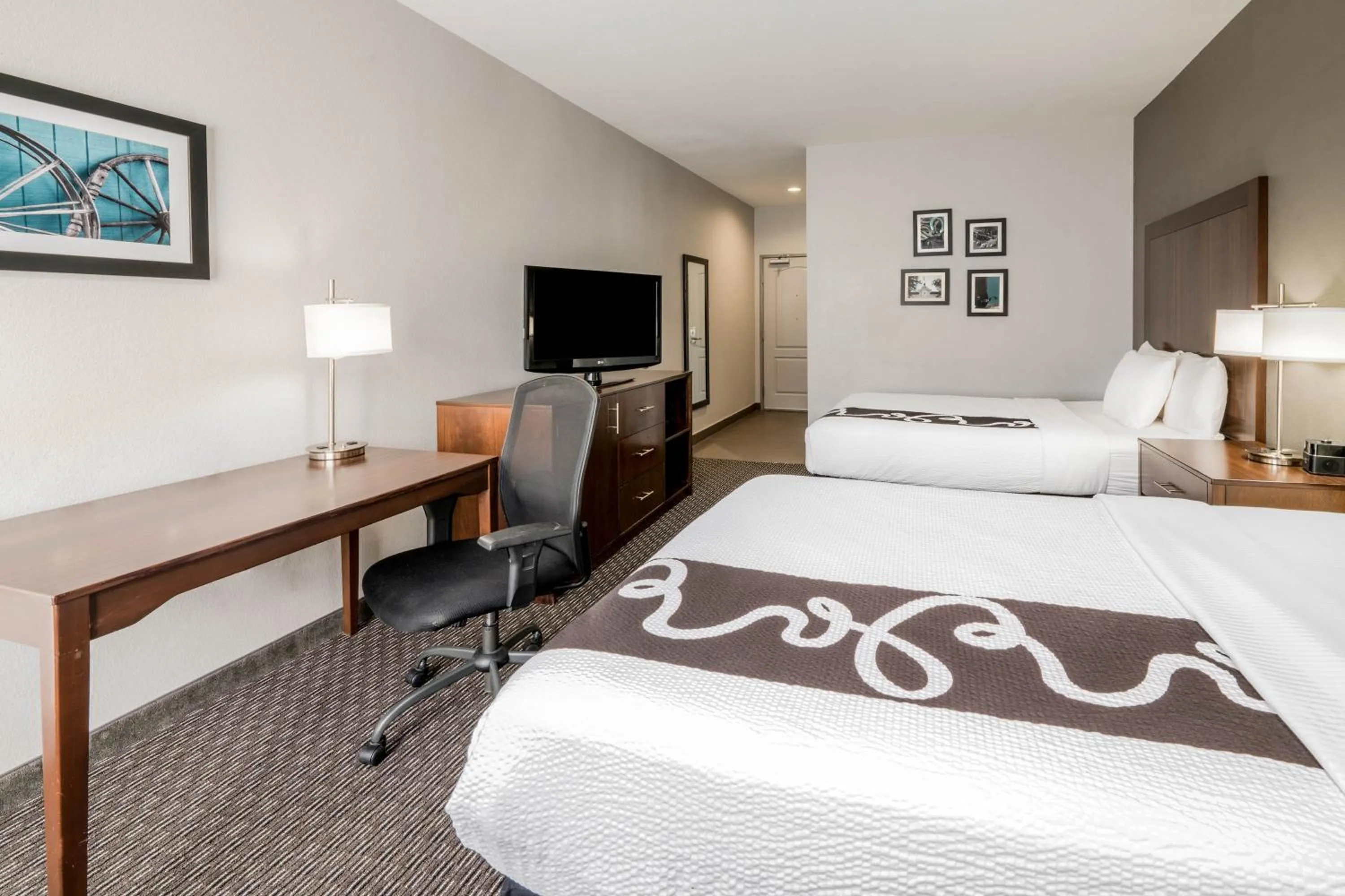 Bed in La Quinta Inn & Suites by Wyndham Fort Worth Arlington West