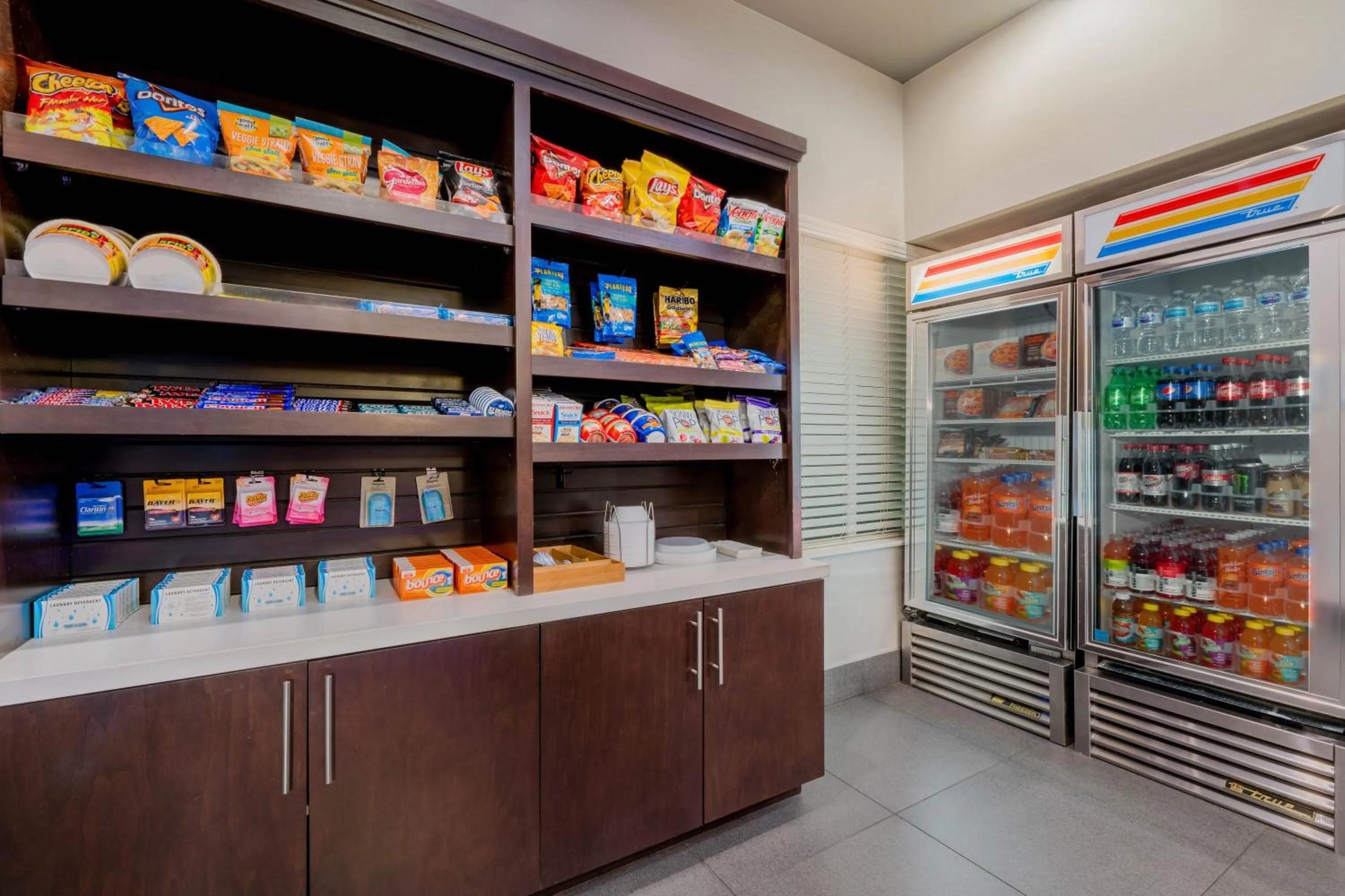 Food and drinks in La Quinta Inn & Suites by Wyndham Fort Worth Arlington West