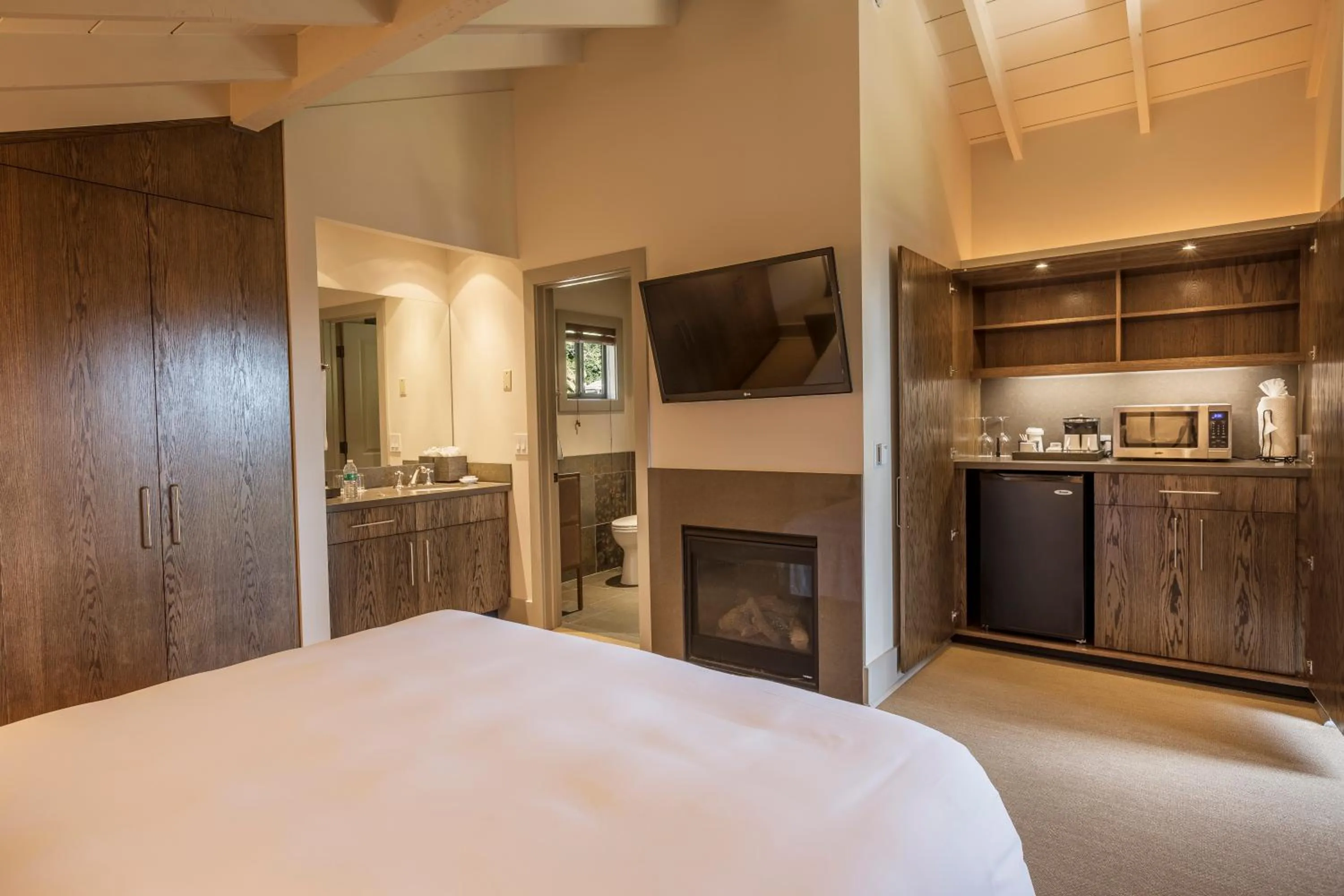 Photo of the whole room, Bed in Heritage House Resort & Spa