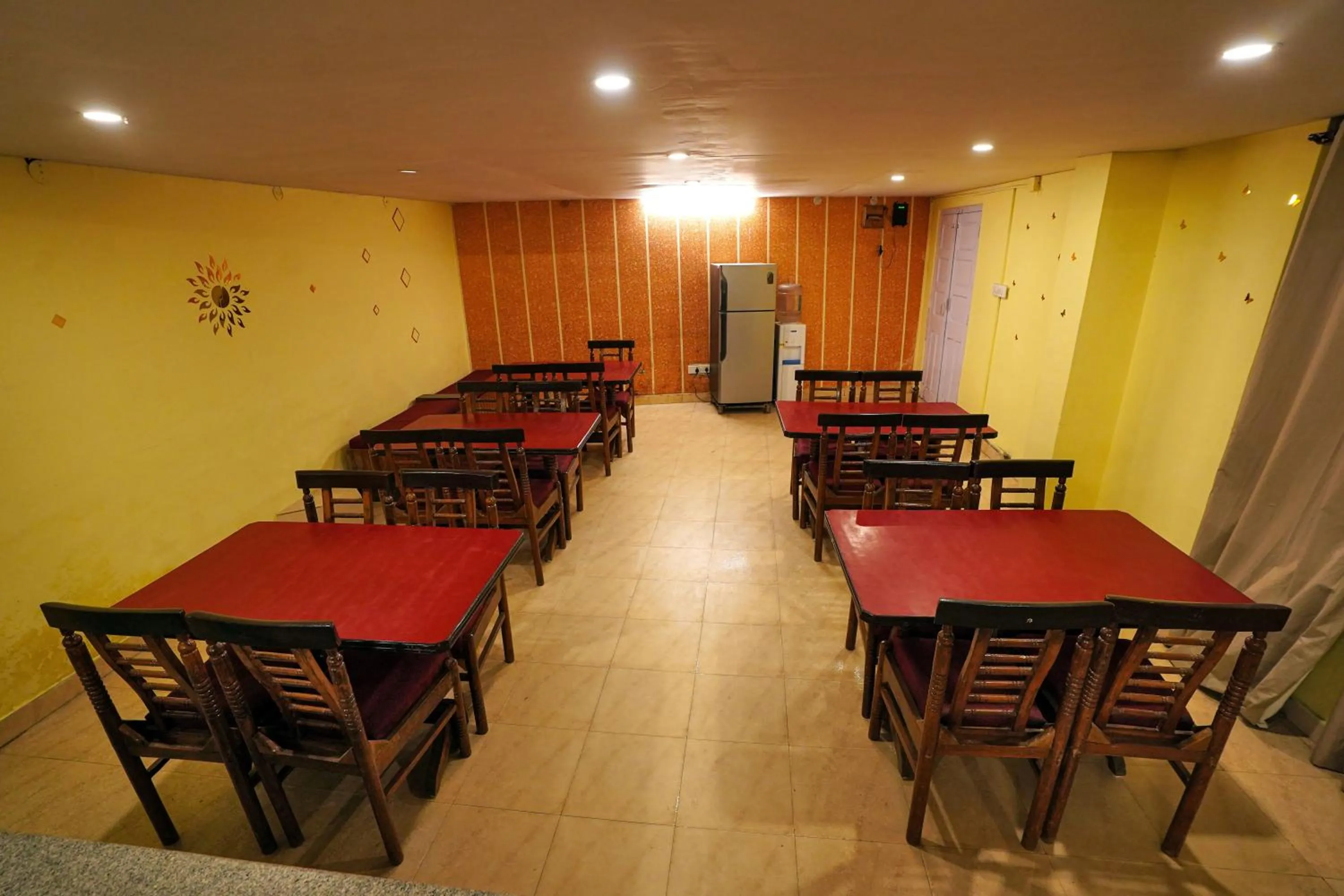 Restaurant/places to eat in Hotel Atithi Mall Road