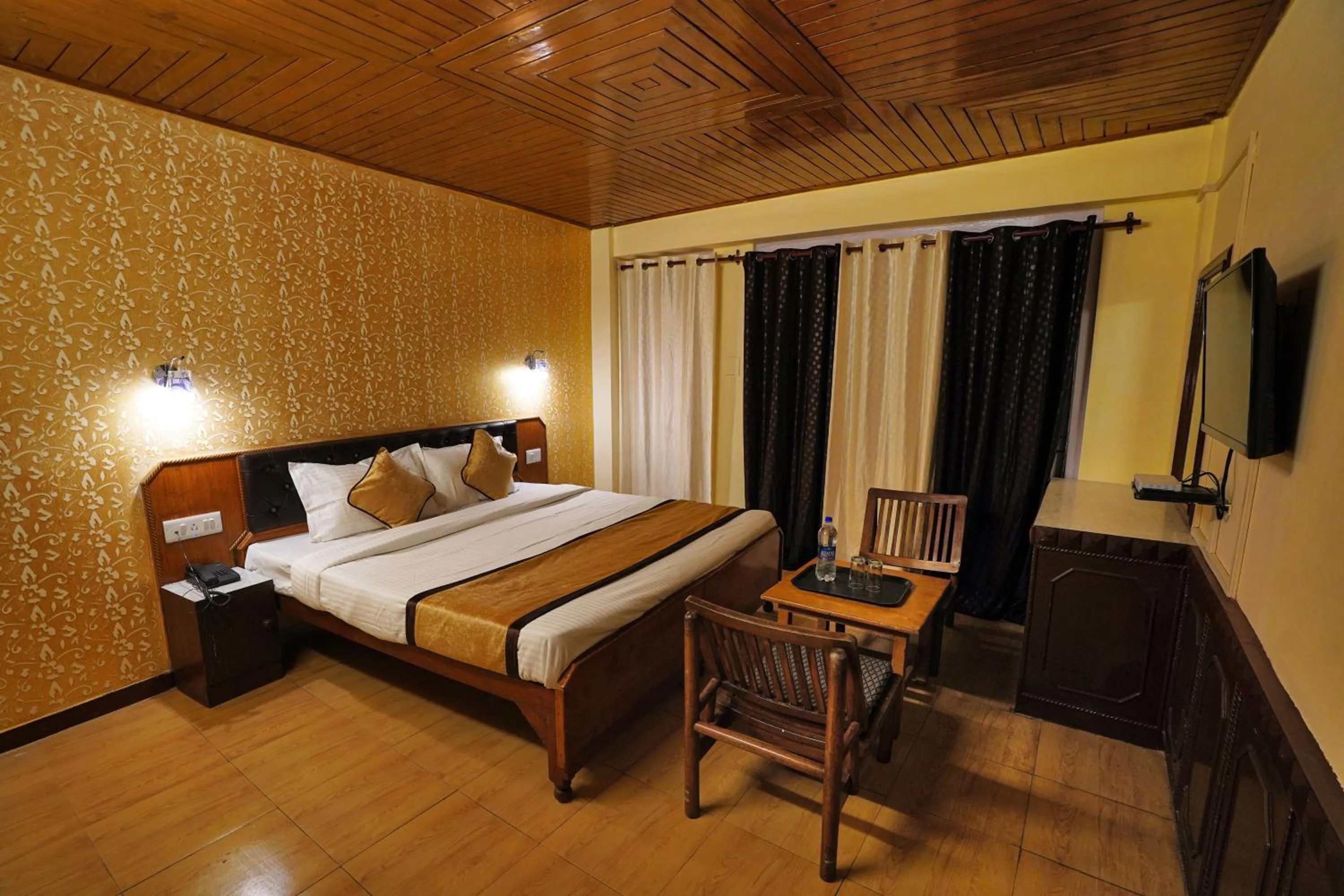 Bed in Hotel Atithi Mall Road