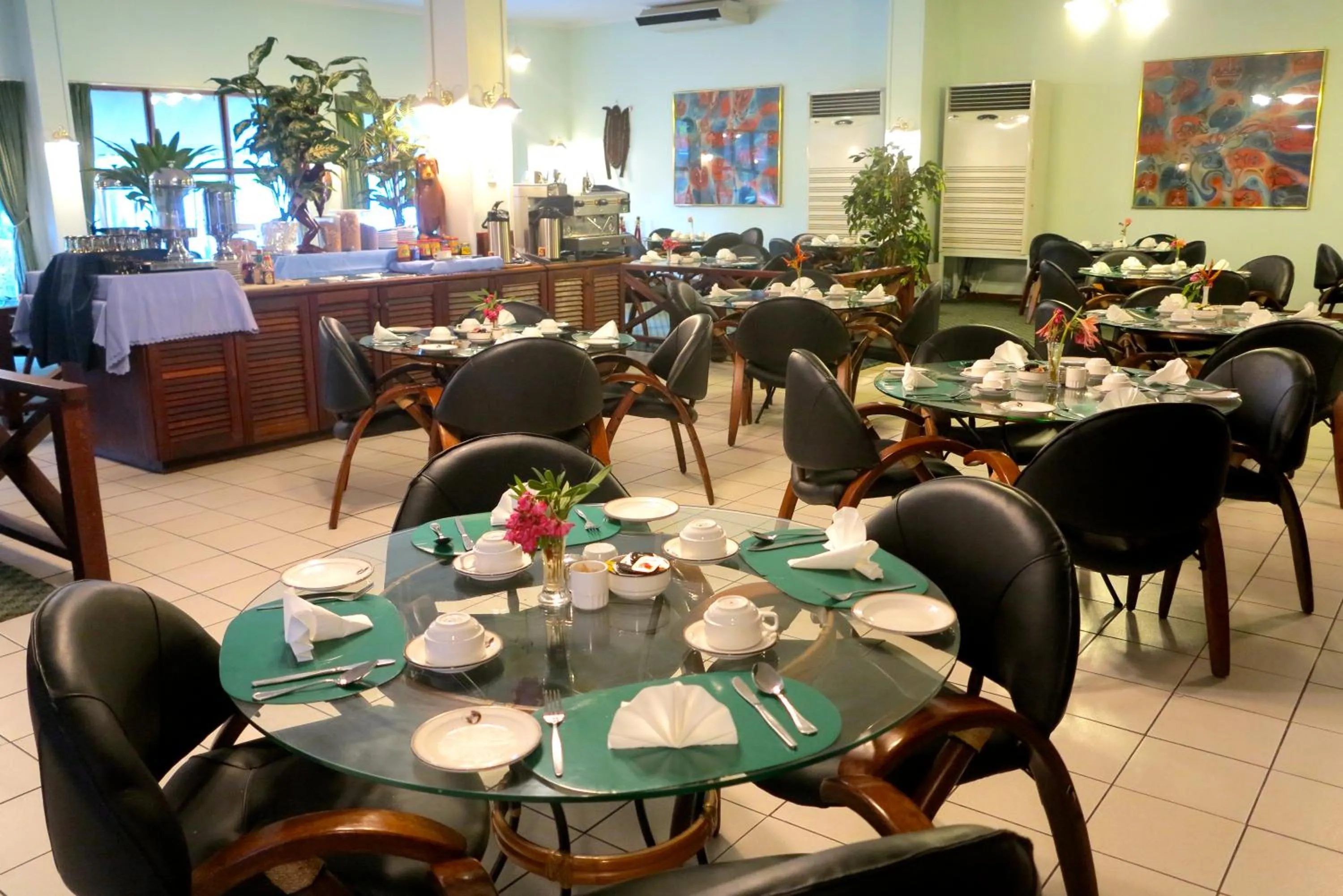 Restaurant/places to eat in Madang Resort