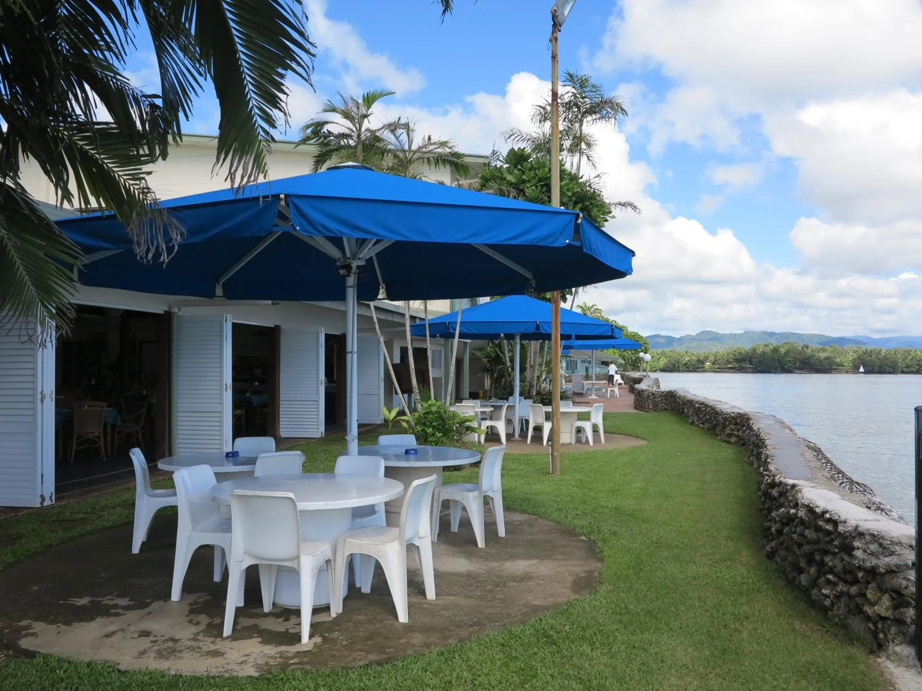 Restaurant/places to eat in Madang Resort