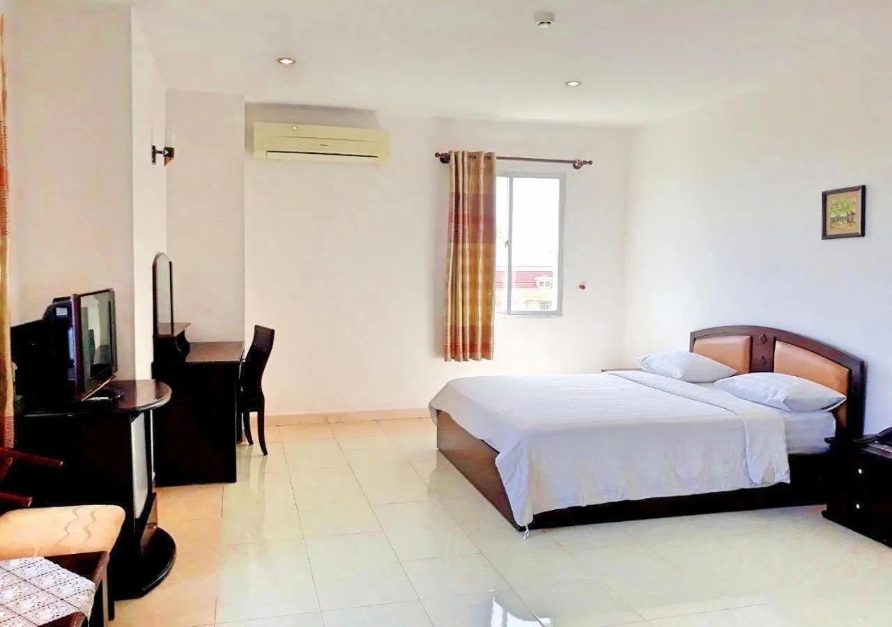 Bed in Long Beach Hotel