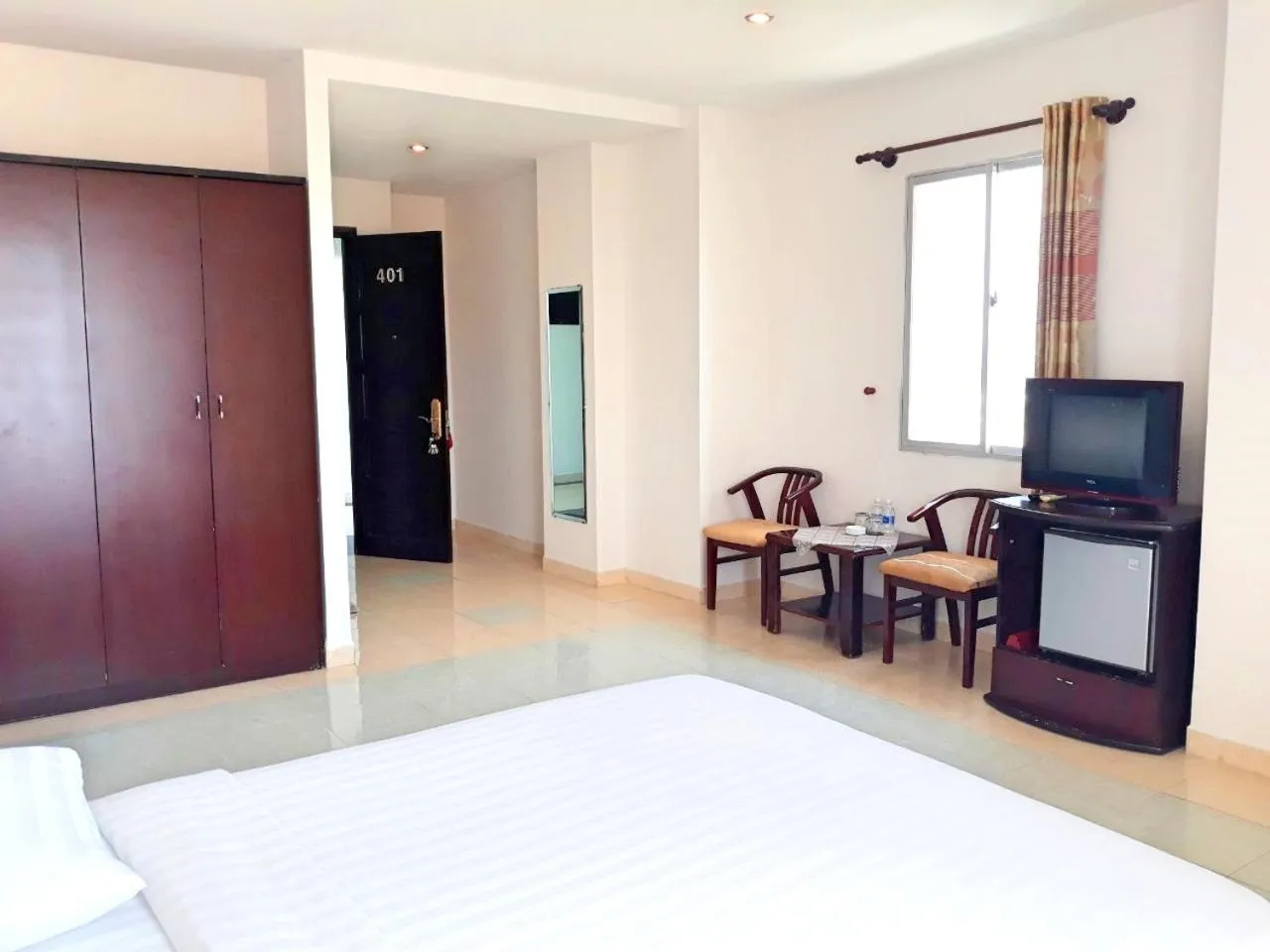 Bed in Long Beach Hotel