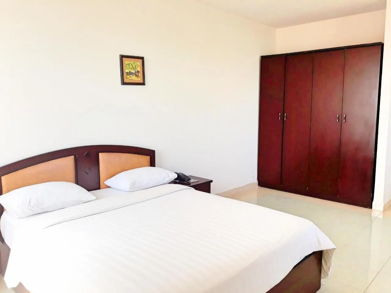 Bed in Long Beach Hotel