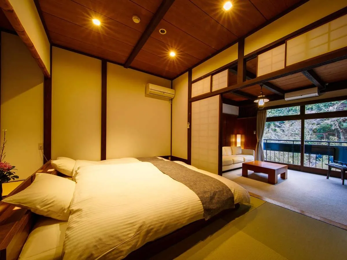 Bed in Shirakabe