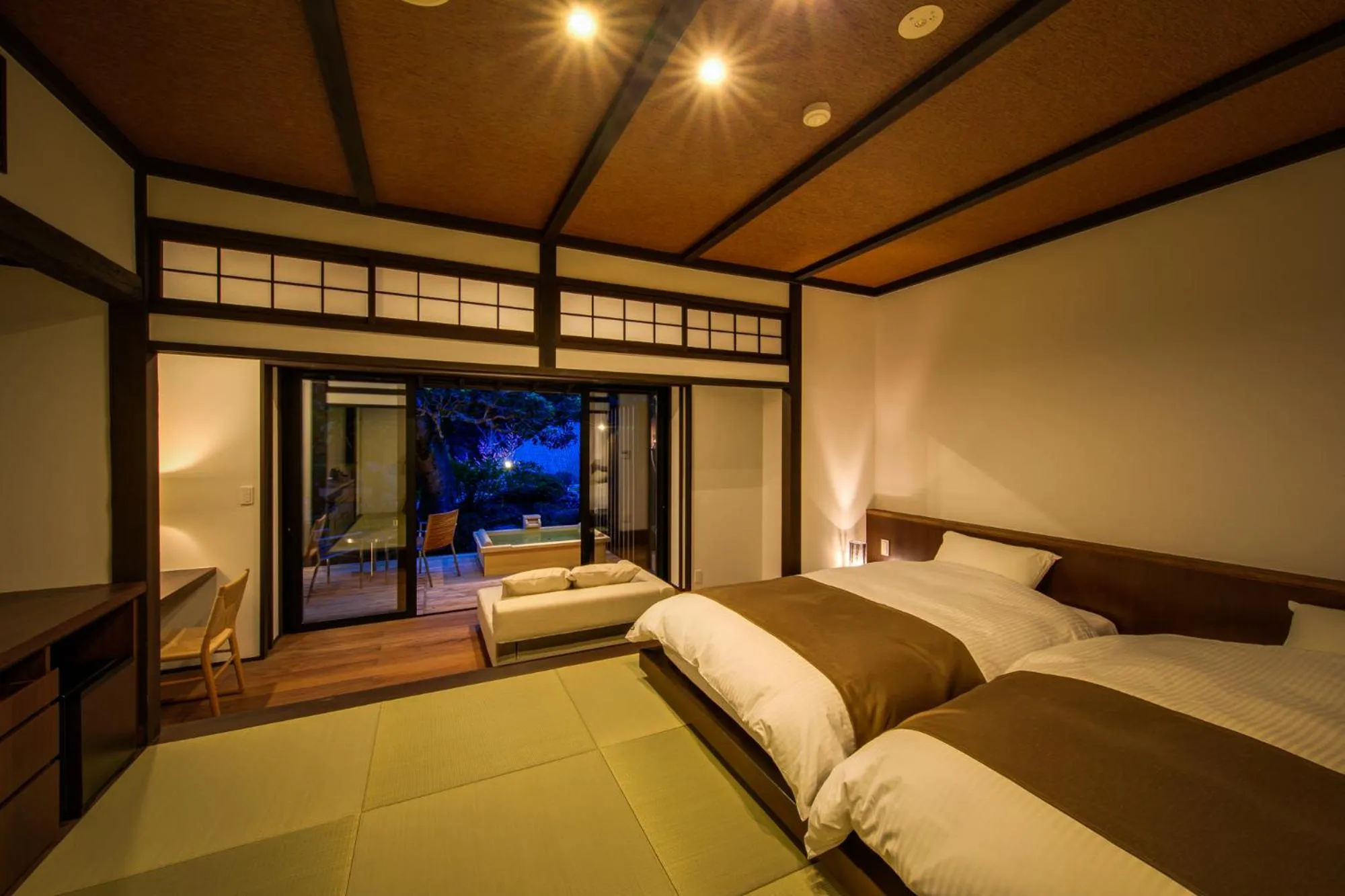 Bed in Shirakabe