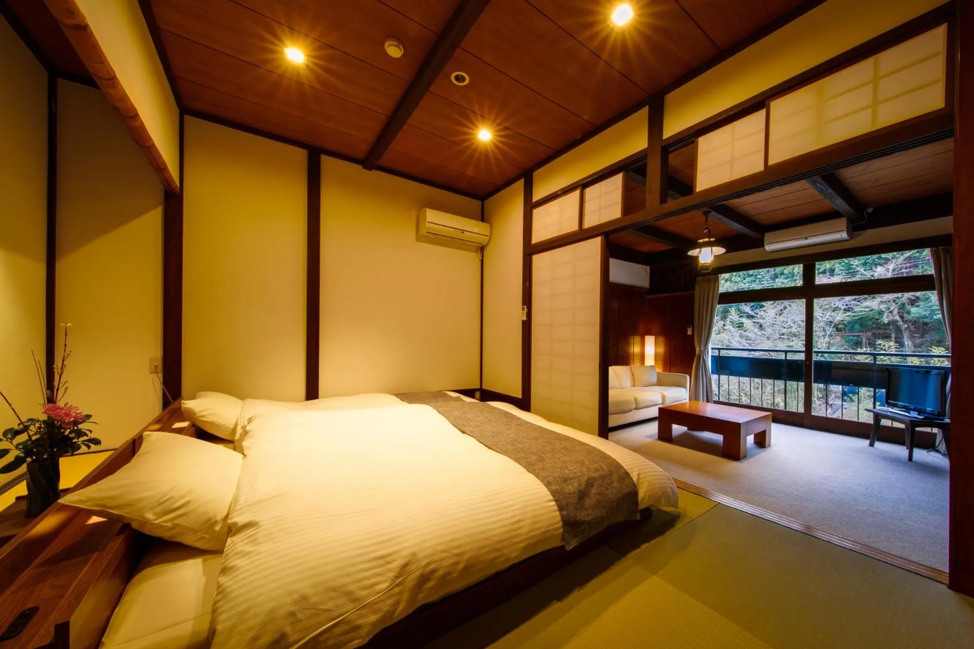 Bed in Shirakabe