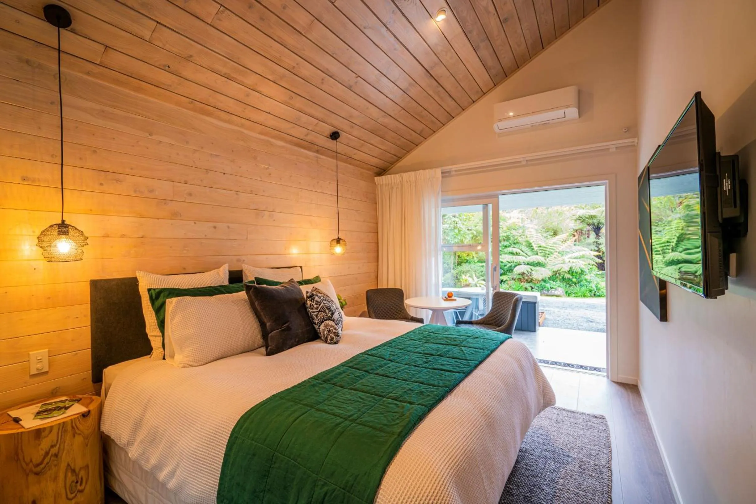 Photo of the whole room, Bed in Wairua Lodge - Rainforest River Retreat