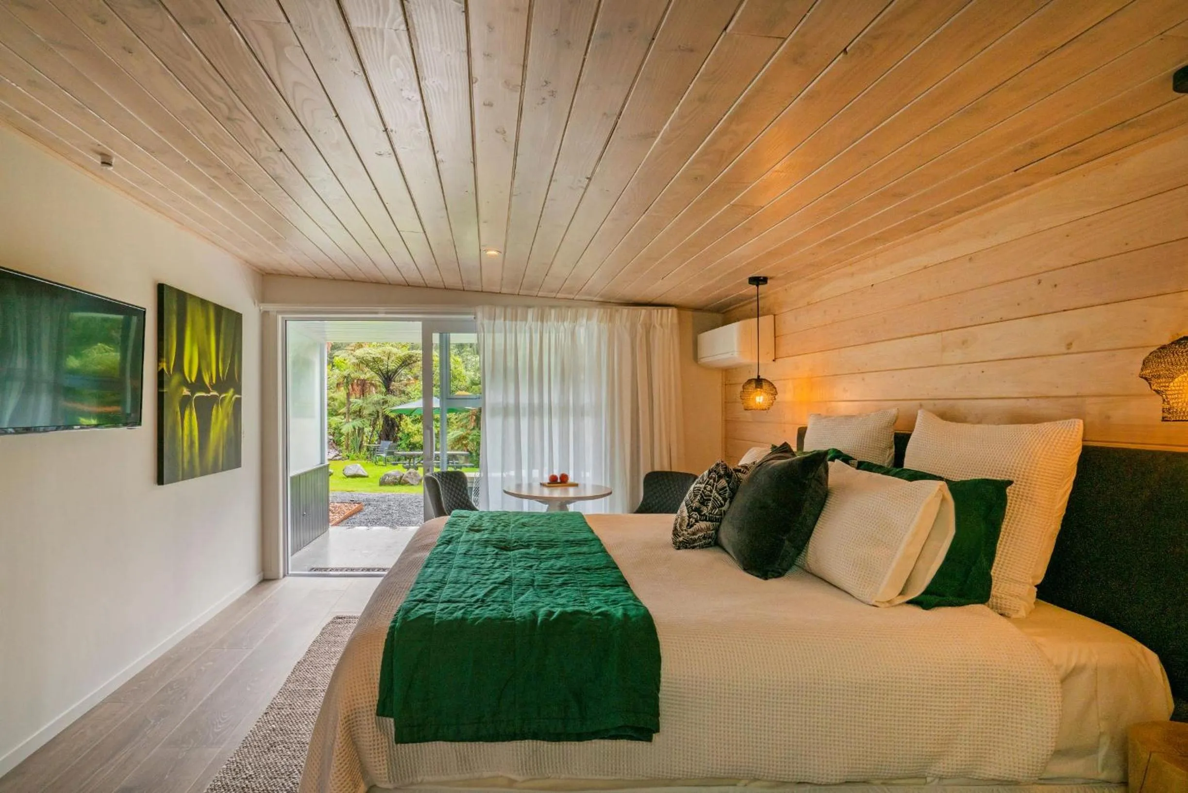 Photo of the whole room, Bed in Wairua Lodge - Rainforest River Retreat