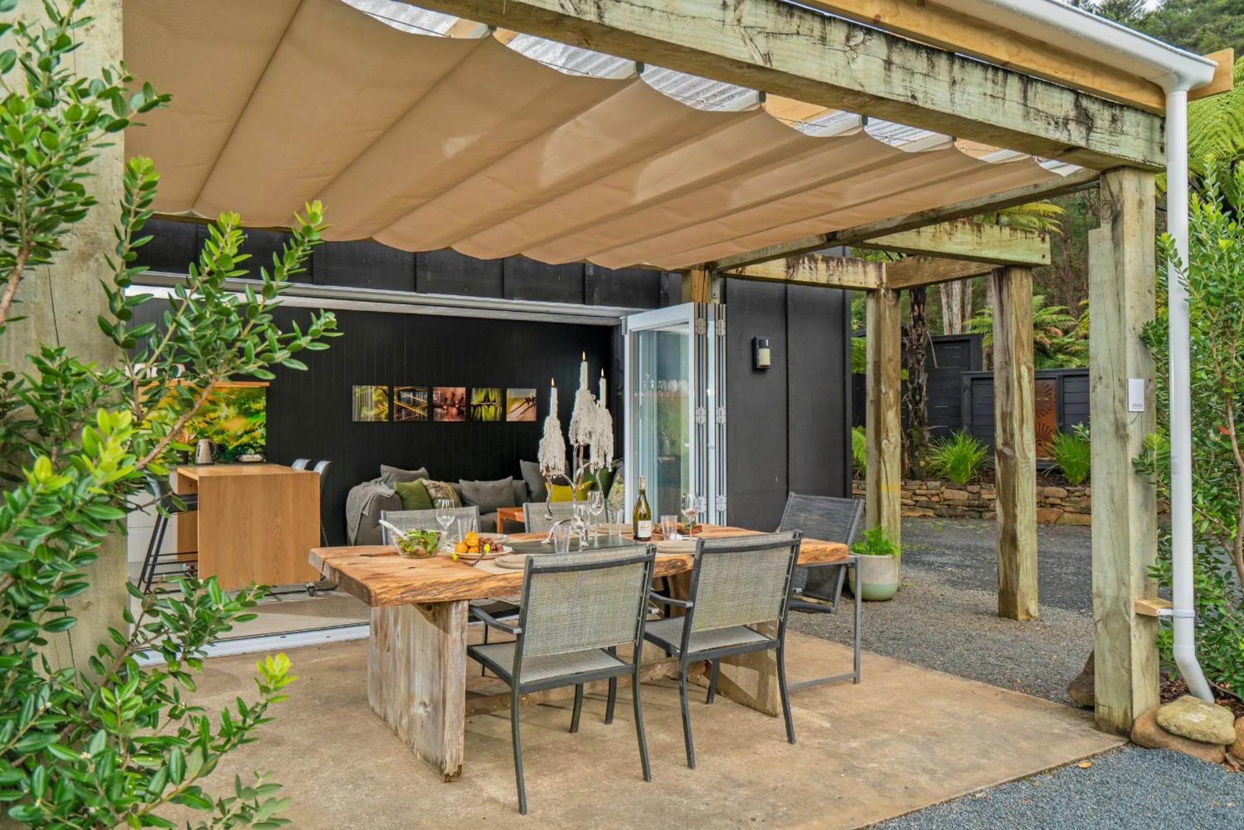 Communal lounge/ TV room in Wairua Lodge - Rainforest River Retreat