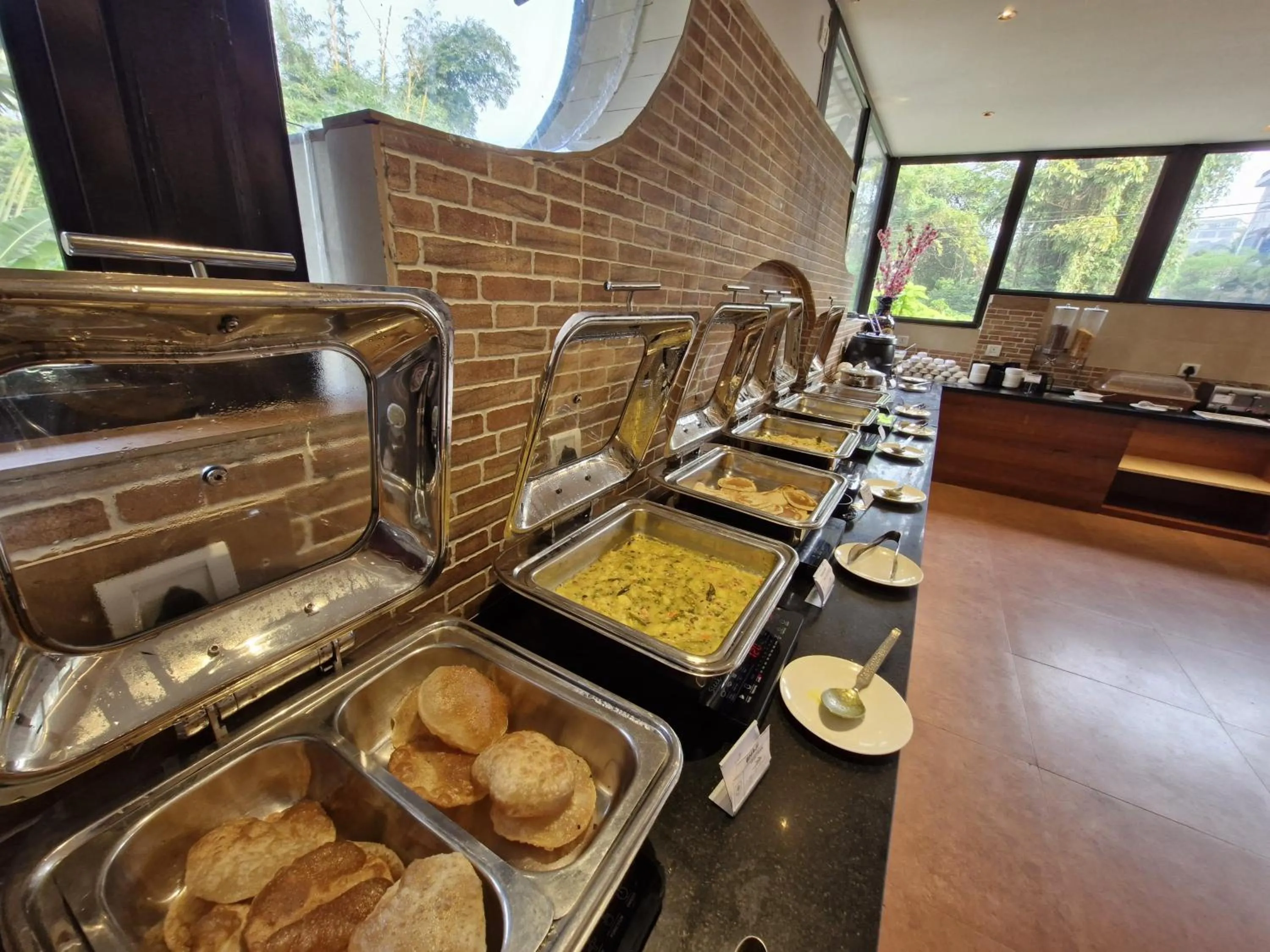 Restaurant/places to eat in Golden Landmark Green Valley Beach Resort