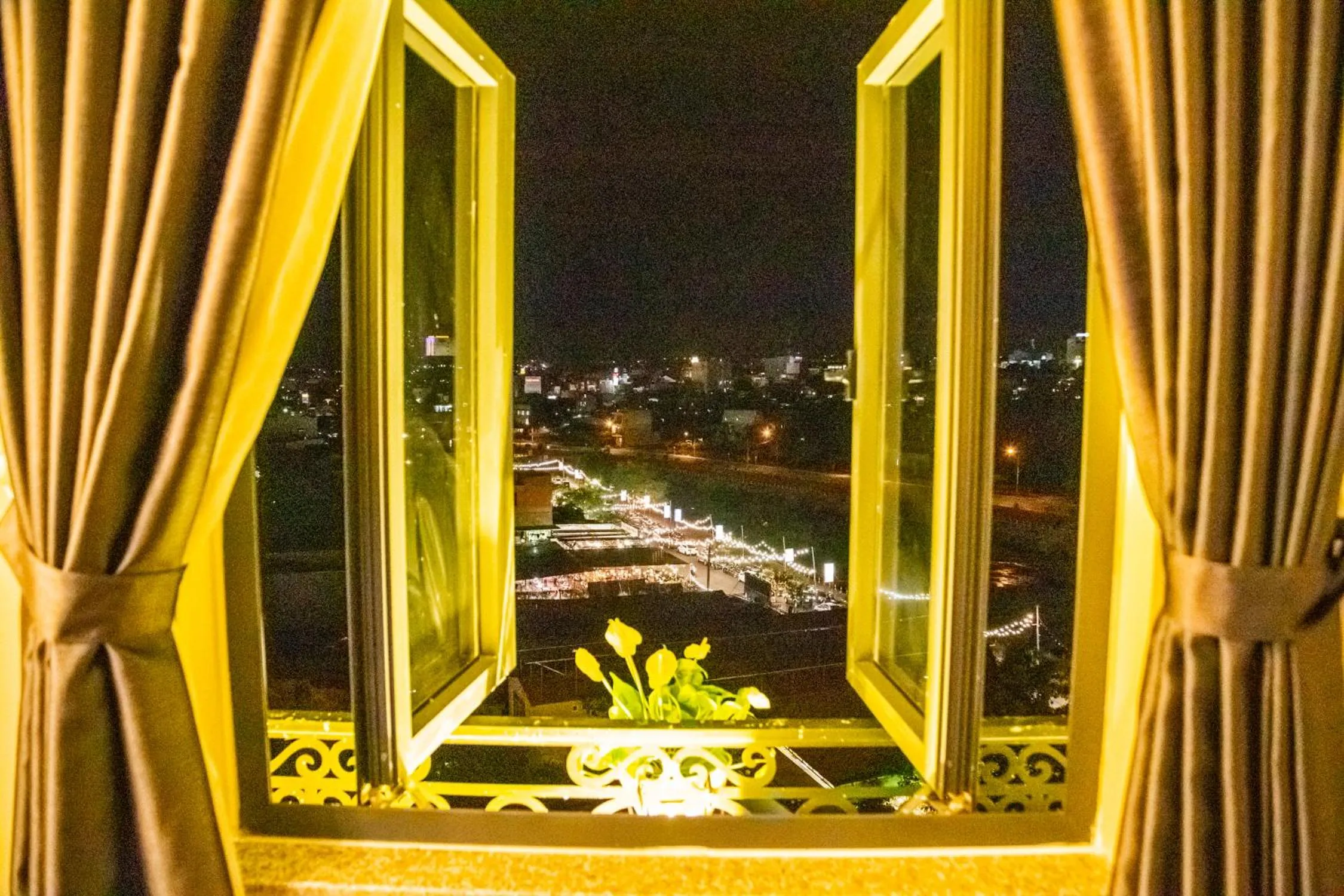 LA MIA Lakeview Hotel