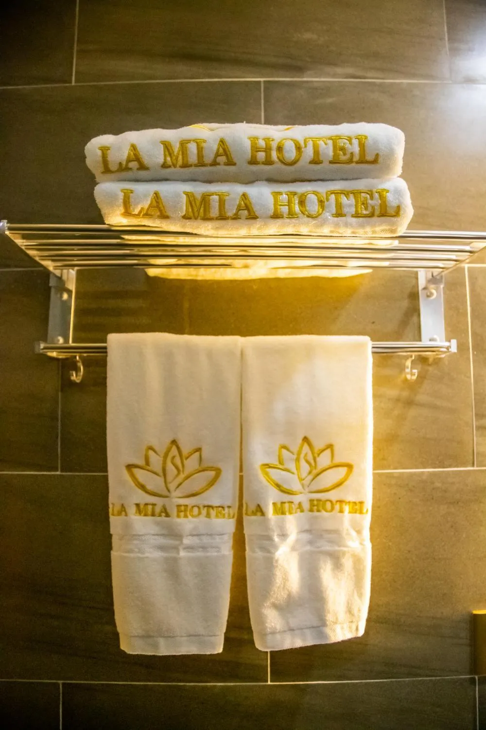 LA MIA Lakeview Hotel