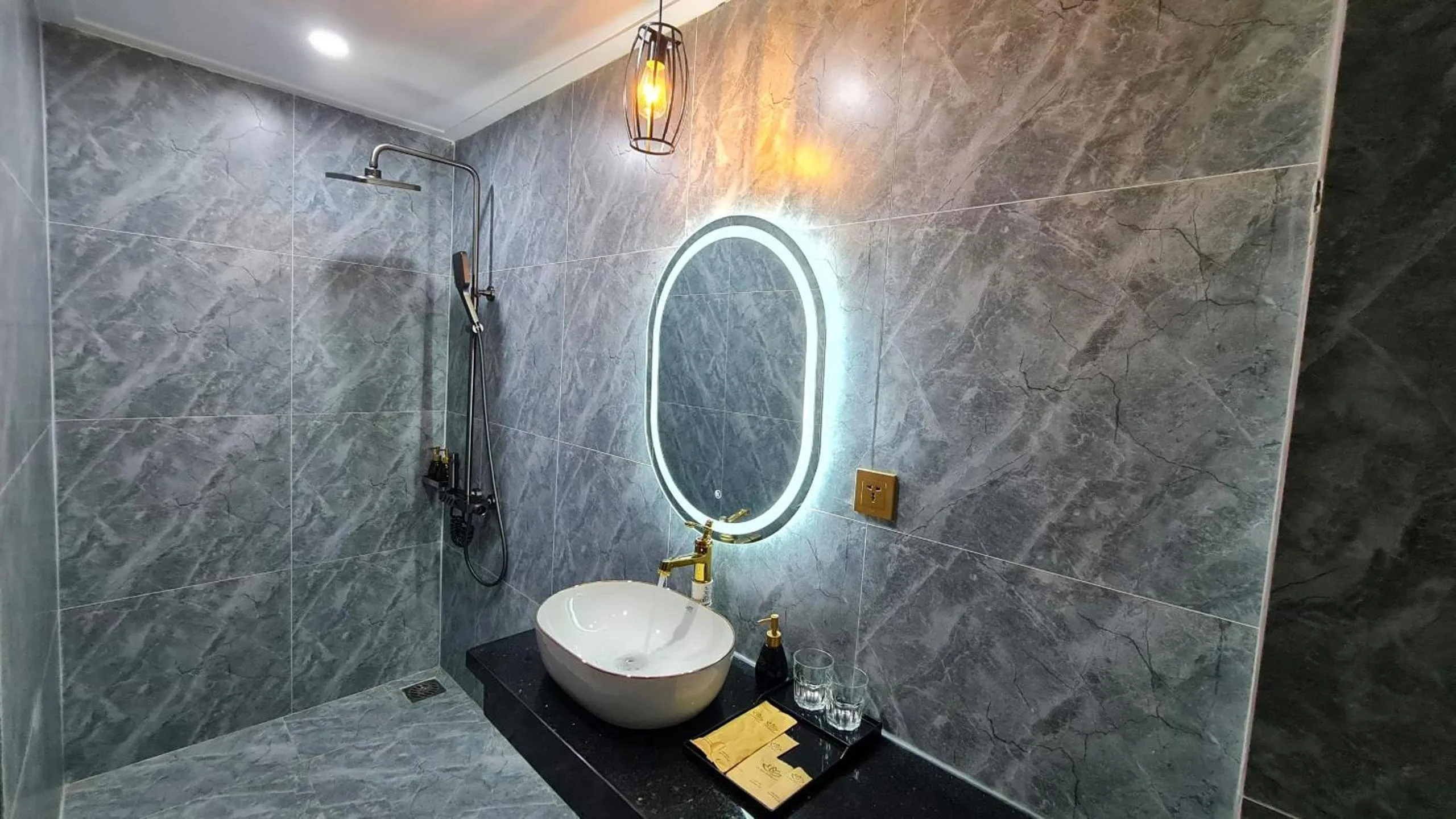 LA MIA Lakeview Hotel