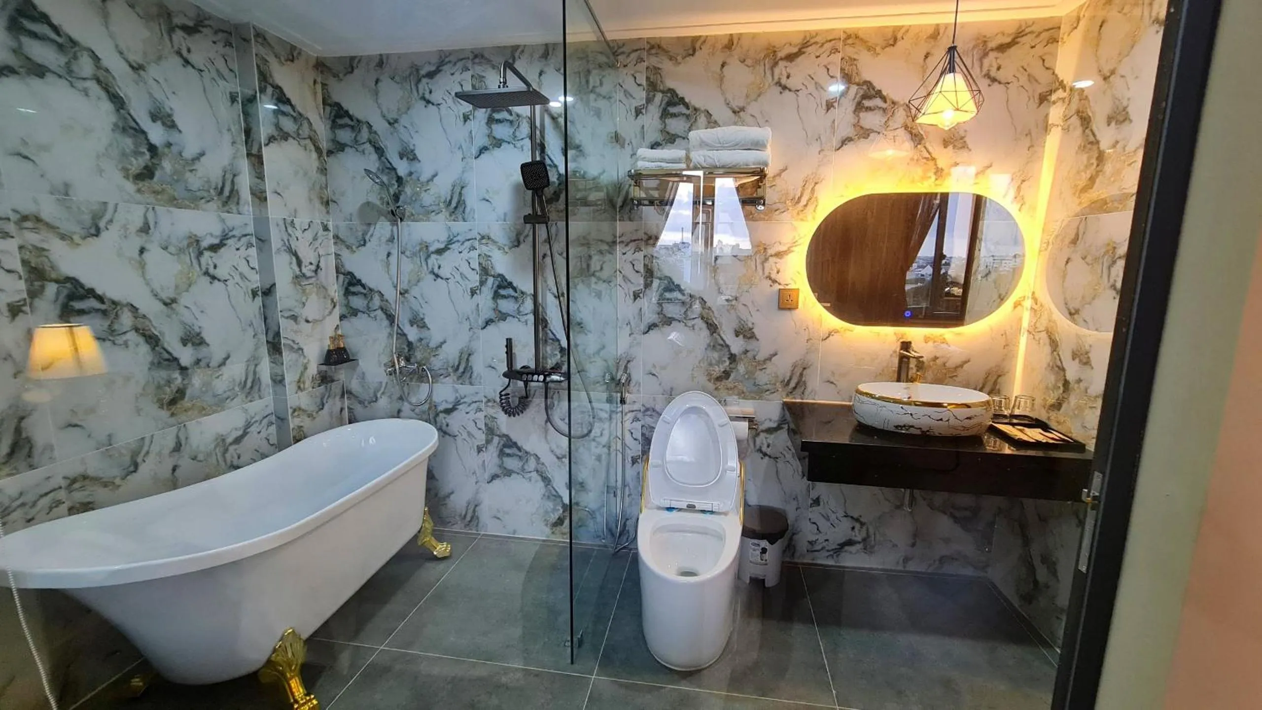 LA MIA Lakeview Hotel