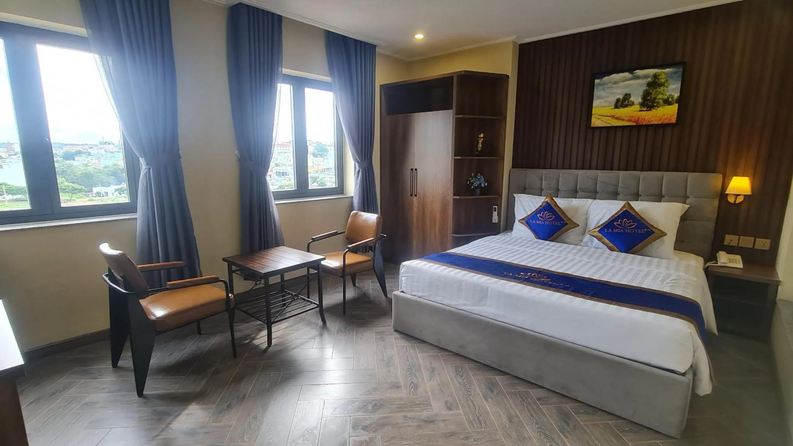 Bed in LA MIA Lakeview Hotel