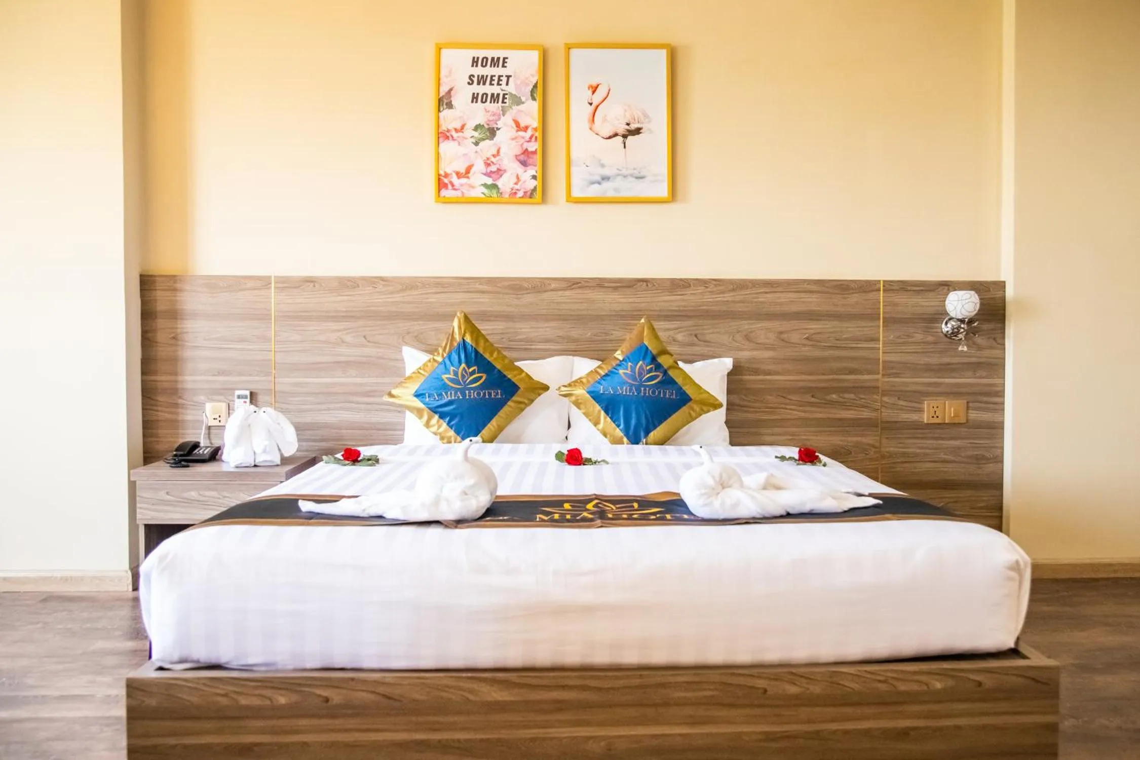 Bed in LA MIA Lakeview Hotel