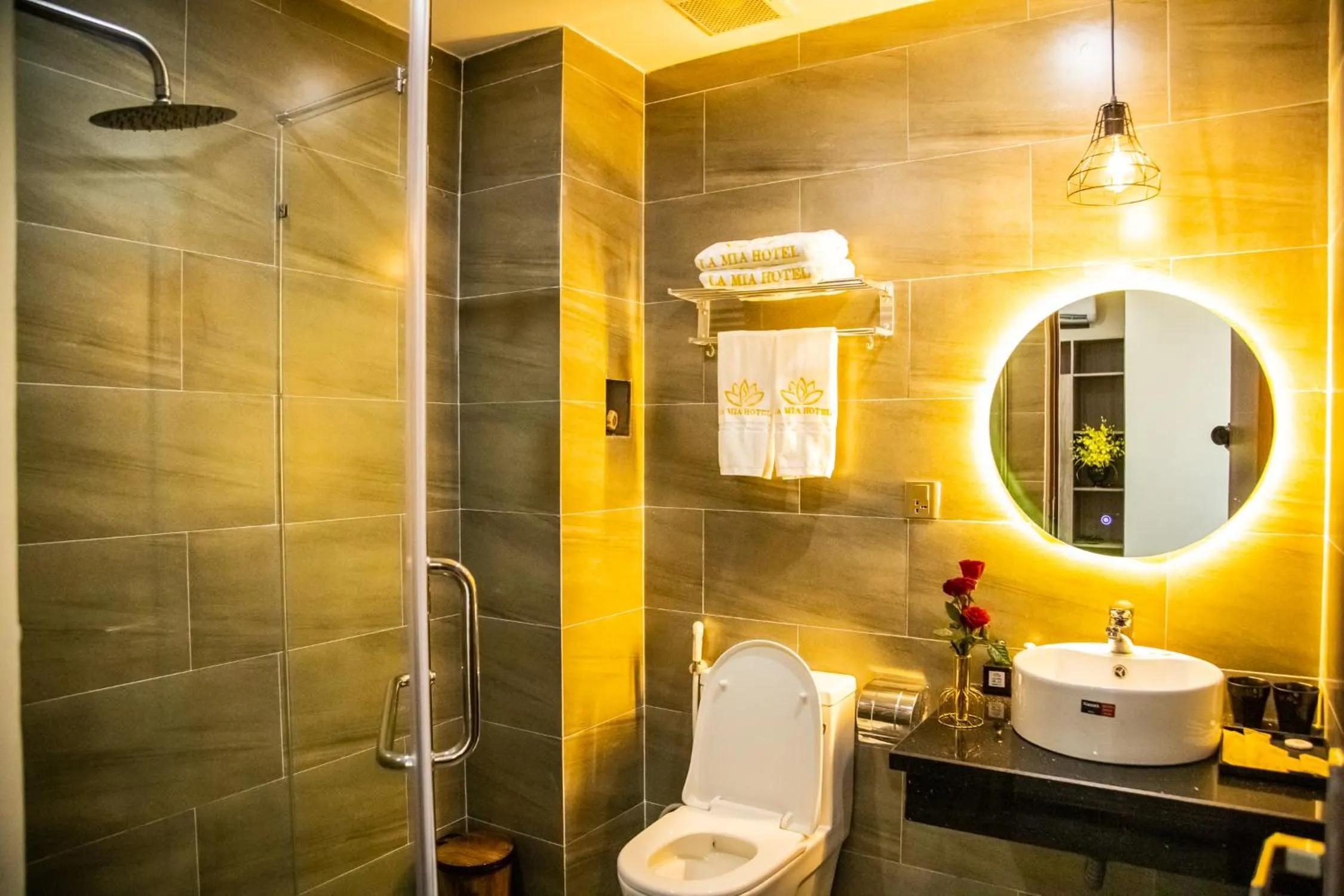 LA MIA Lakeview Hotel