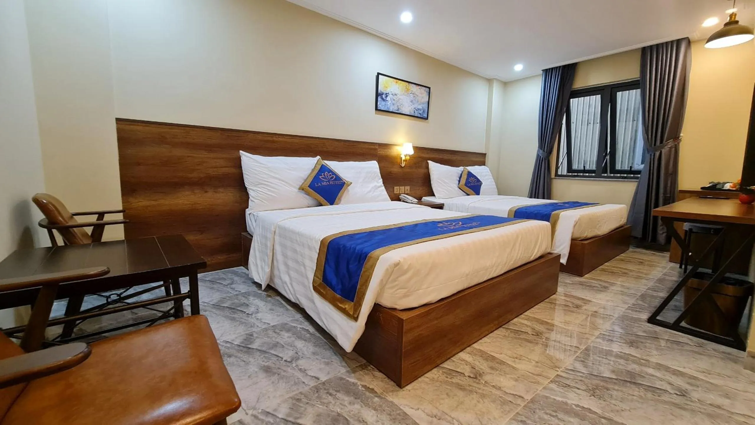 Bed in LA MIA Lakeview Hotel