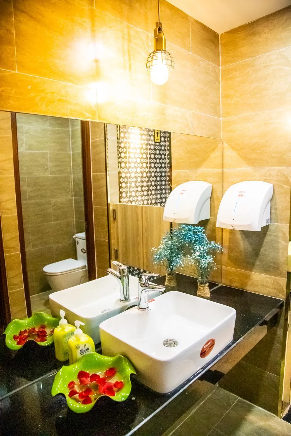 LA MIA Lakeview Hotel