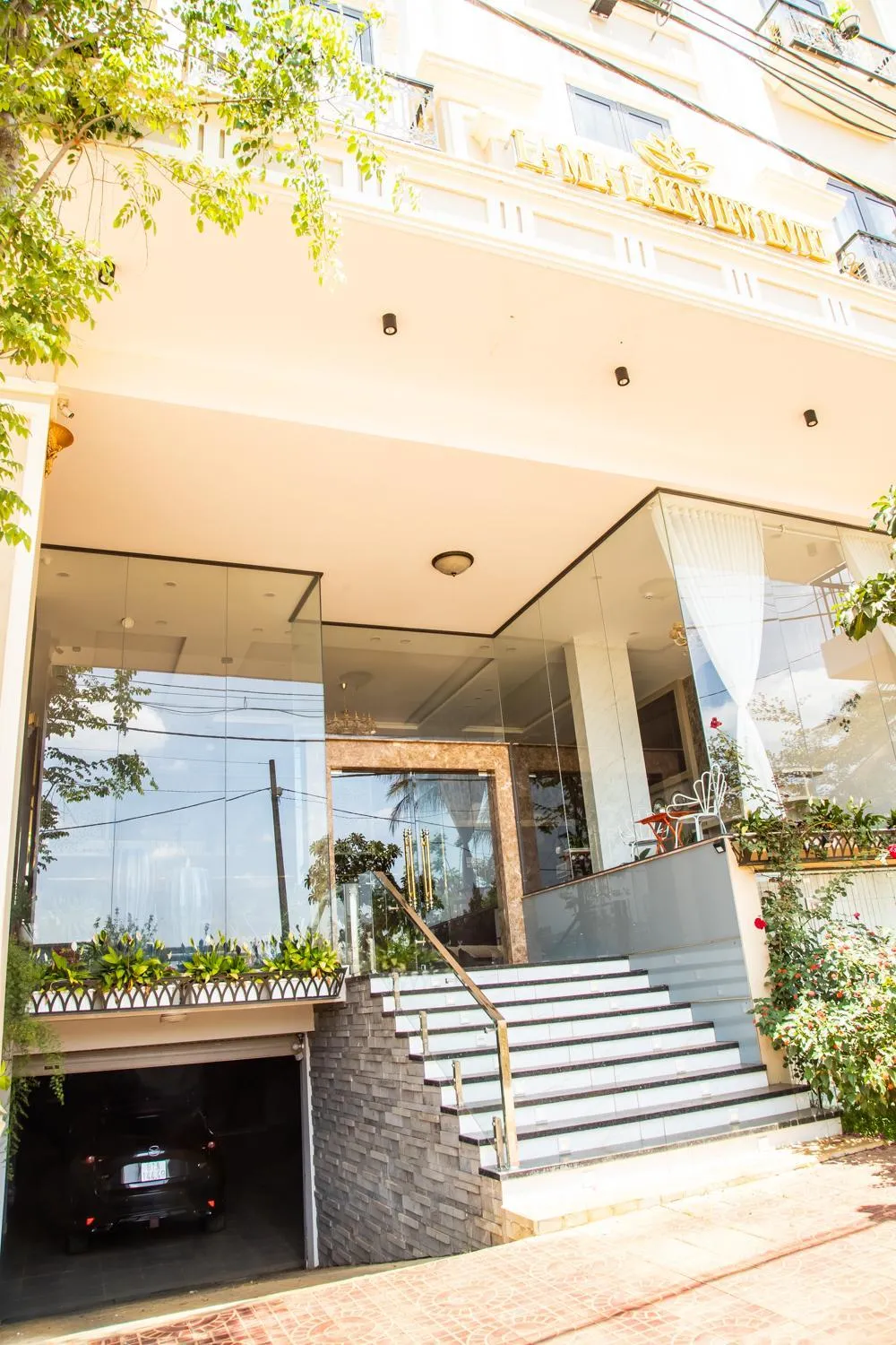 LA MIA Lakeview Hotel