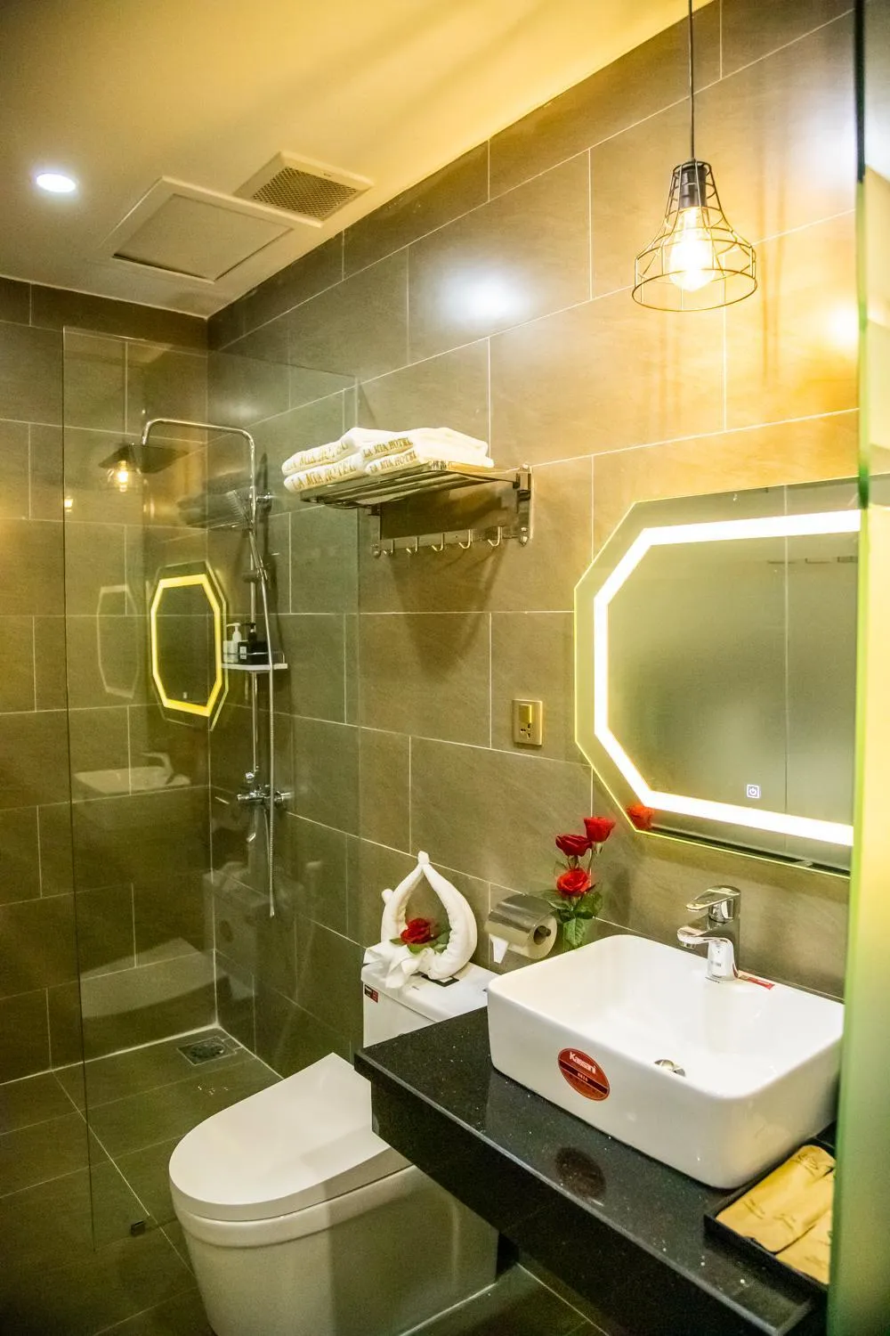 LA MIA Lakeview Hotel