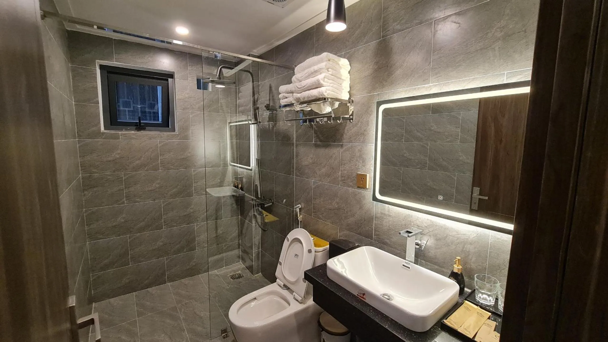 LA MIA Lakeview Hotel