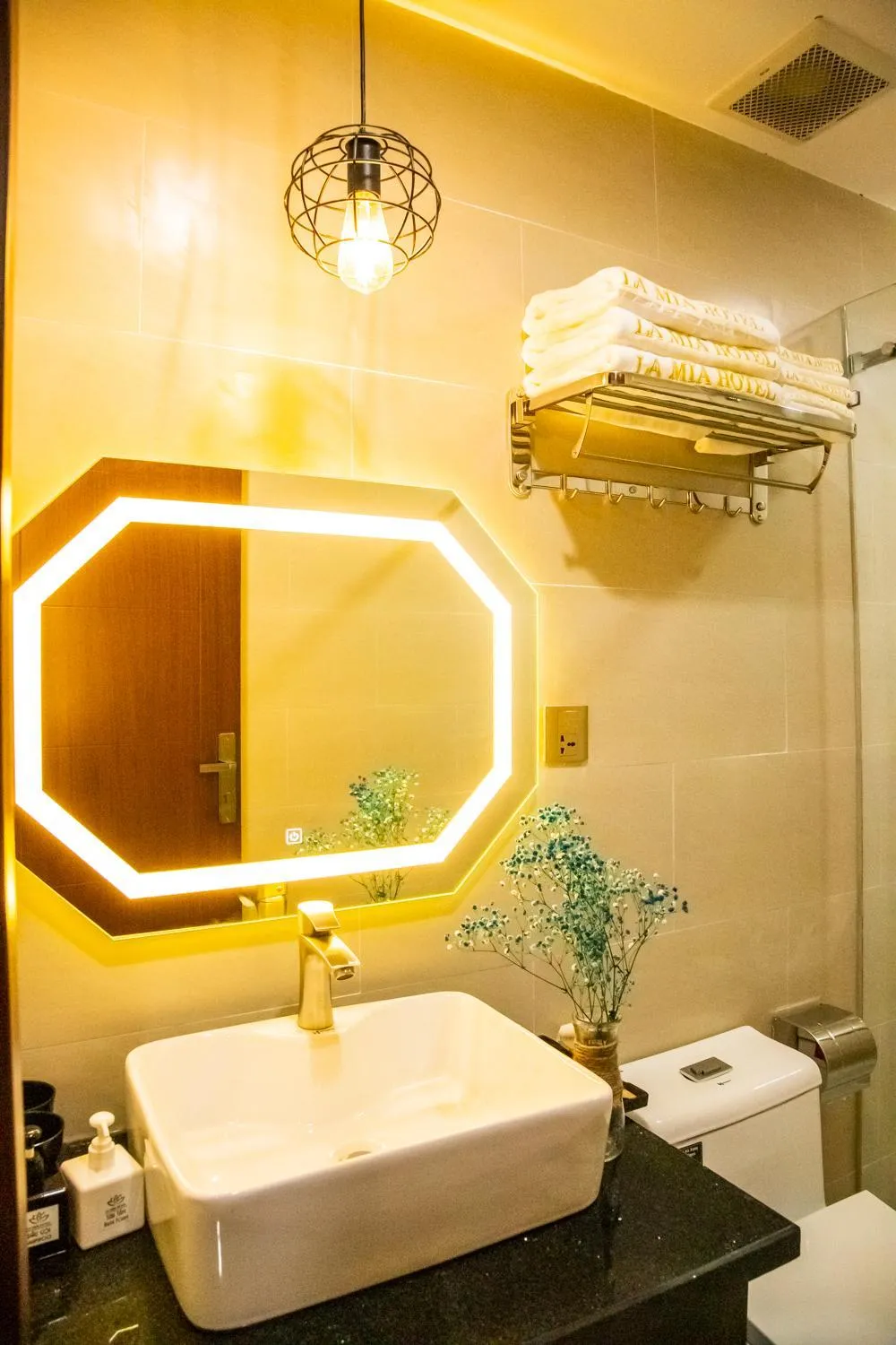 LA MIA Lakeview Hotel